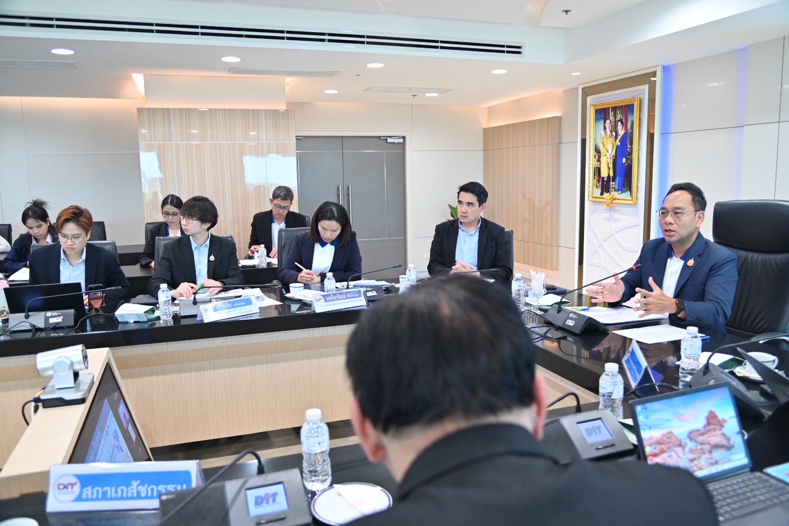 ข่าวเลขที่ 5/2569 “DIT” เตรียมความพร้อมเครือข่ายร้านขายยา–แพลตฟอร์มออนไลน์ทั่วประเทศ สร้างความมั่นใจและความสะดวกให้ประชาชนมีทางเลือกซื้อยาภายนอกโรงพยาบาล ลดภาระค่าครองชีพ สู่ระบบสุขภาพเทียบสากล (10 ตุลาคม 2568)