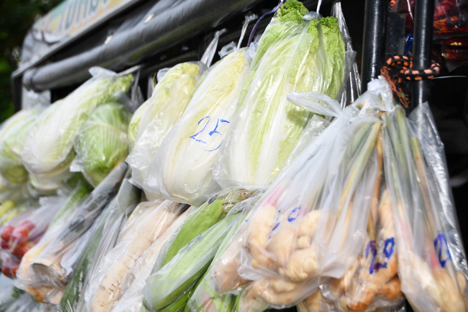 อธิบดีตรวจติดตามเยี่ยมโครงการ Mobile พาณิชย์ลดราคา! ช่วยประชาชน