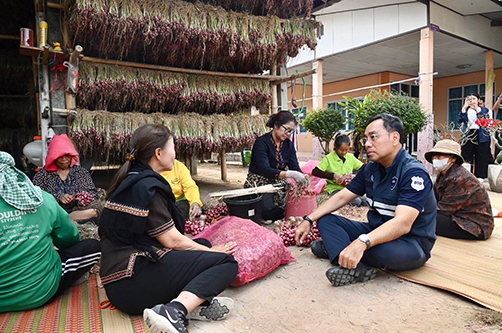 “พาณิชย์” ลงพื้นที่ติดตามหอมแดงศรีสะเกษ  นำผู้ส่งออกและผู้ประกอบการเข้าซื้อเต็มสูบ