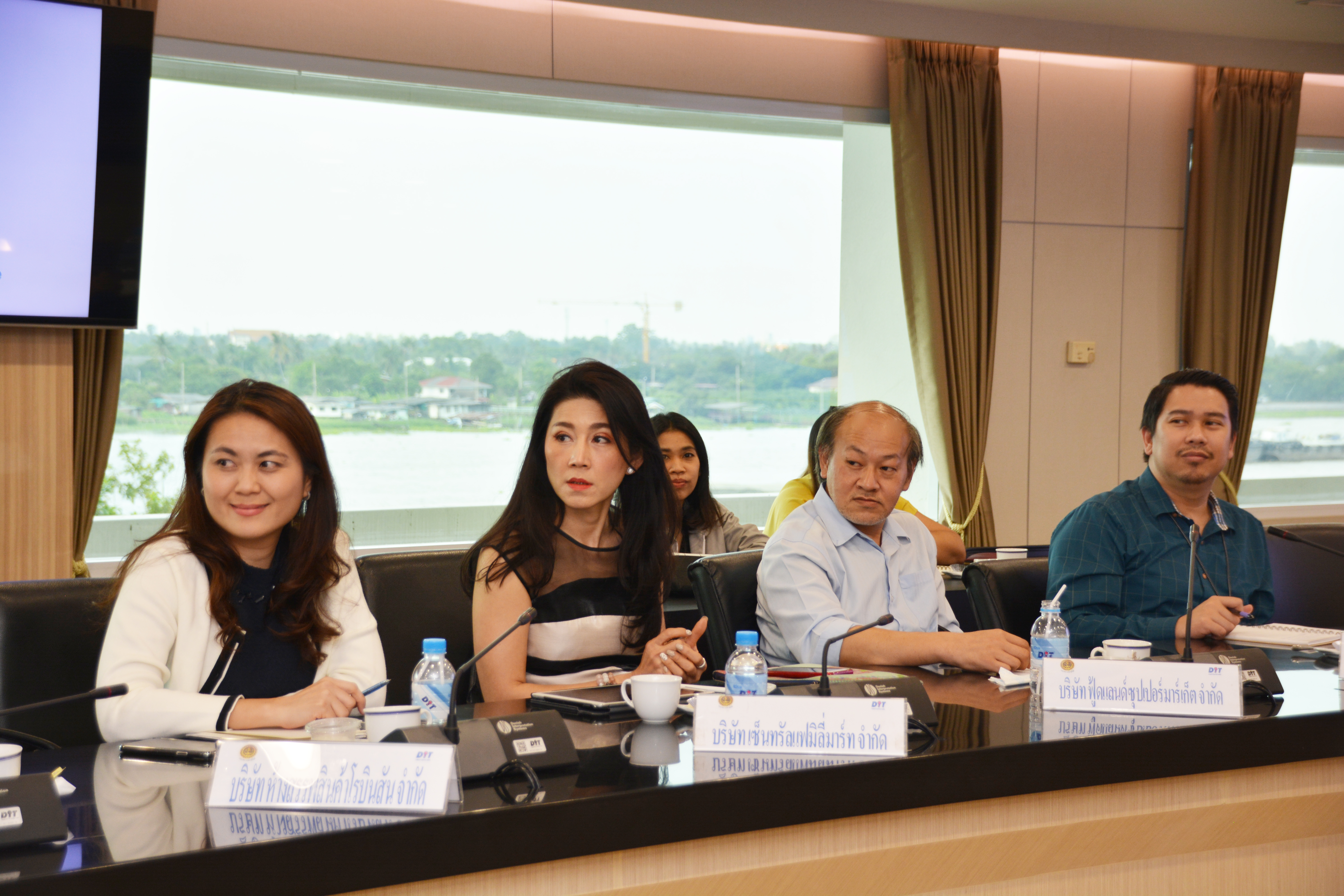 การประชุมแนวทางการจัดงานลดราคาจำหน่ายสินค้าในช่วงเทศกาลปีใหม่