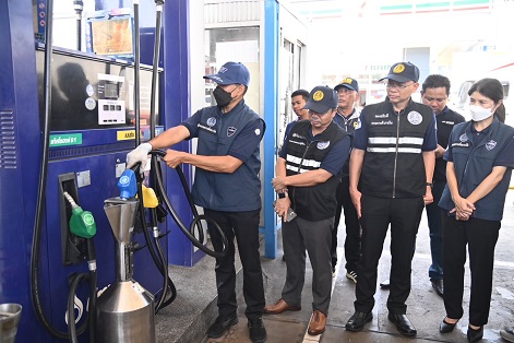 พาณิชย์ร่วมกับจังหวัดชลบุรี  บูรณาการลงพื้นที่ตรวจสอบราคาสินค้า  และสถานีบริการน้ำมัน ในช่วงเทศกาลสงกรานต์