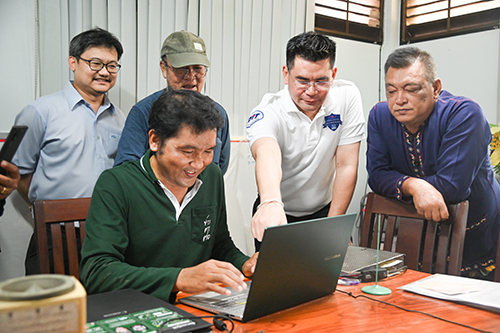 กรมการค้าภายในเยี่ยมชมแปลงทดลองการใช้ผลิตภัณฑ์จุรินทรีย์ชีวภาพเพื่อช่วยลดต้นทุน