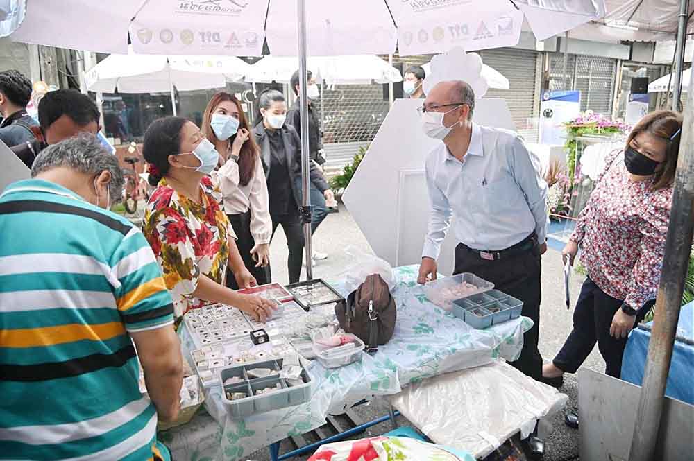 รองอธิบดีร่วมงานเปิดตลาดต้องชม ตลาดพลอย จังหวัดจันทบุรี