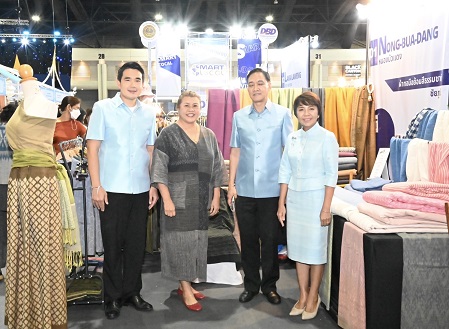 พาณิชย์ ร่วมงาน ศิลปาชีพ ประทีปไทย  OTOP ก้าวไกลด้วยพระบารมี ประจำปี 2566