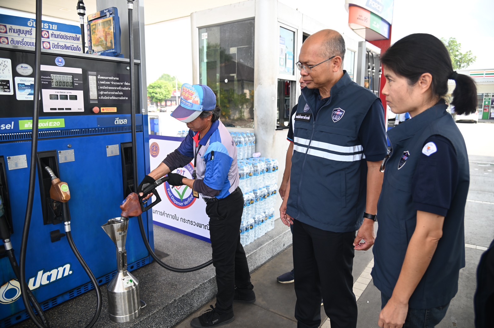 กรมการค้าภายในลงพื้นที่ชลบุรี ตรวจสอบสถานีบริการน้ำมันที่เข้าร่วมโครงการ “หัวจ่ายเชื้อเพลิงมาตรฐาน” สร้างความเชื่อมั่นผู้บริโภค
