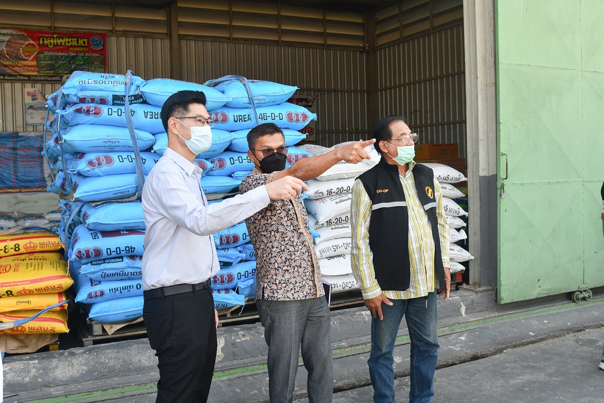 พาณิชย์ติดตามสถานการณ์ปุ๋ยเคมี ณ สหกรณ์การเกษตรคลองหลวง 