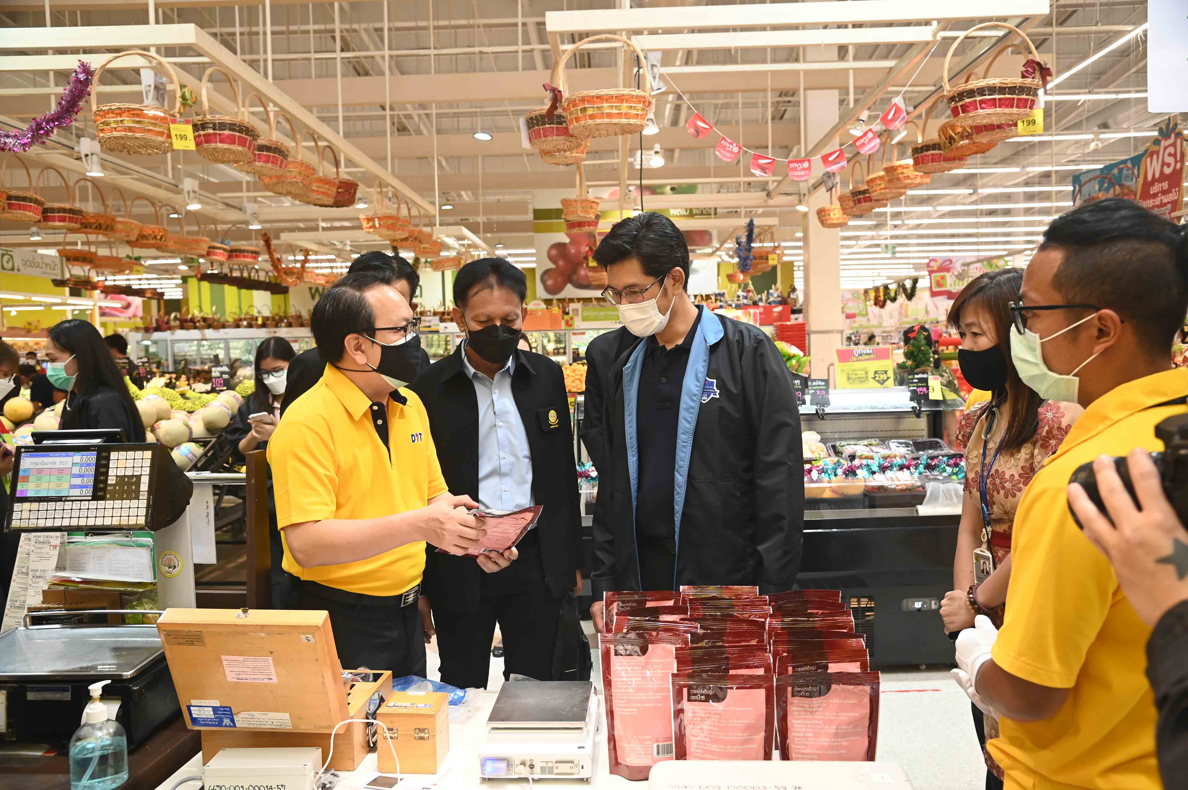 รองอธิบดีกรมการค้าภายใน ตรวจสอบกระเช้าของขวัญ
