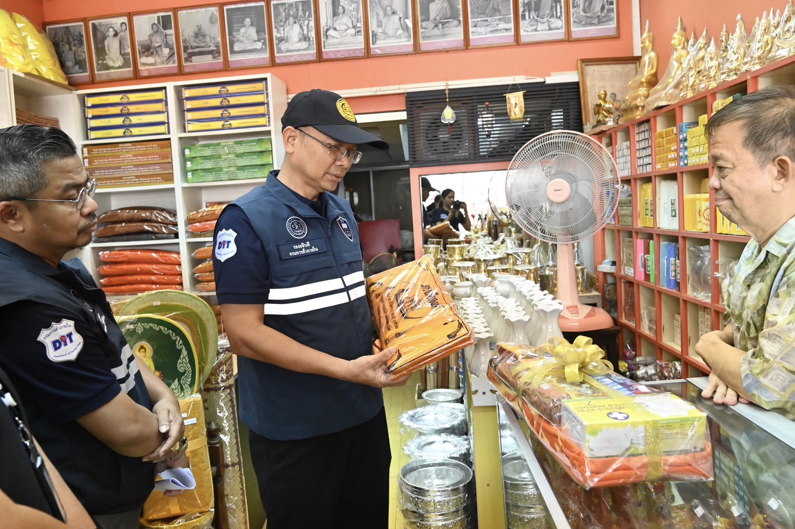 พาณิชย์ และสคบ. เข้มบูรณาการลงพื้นที่ตรวจสอบราคา ฉลากสินค้า ผู้จำหน่ายสังฆภัณฑ์ ชุดไทยธรรม และชุดเครื่องกฐิน ในช่วงประเพณีการทอดกฐิน