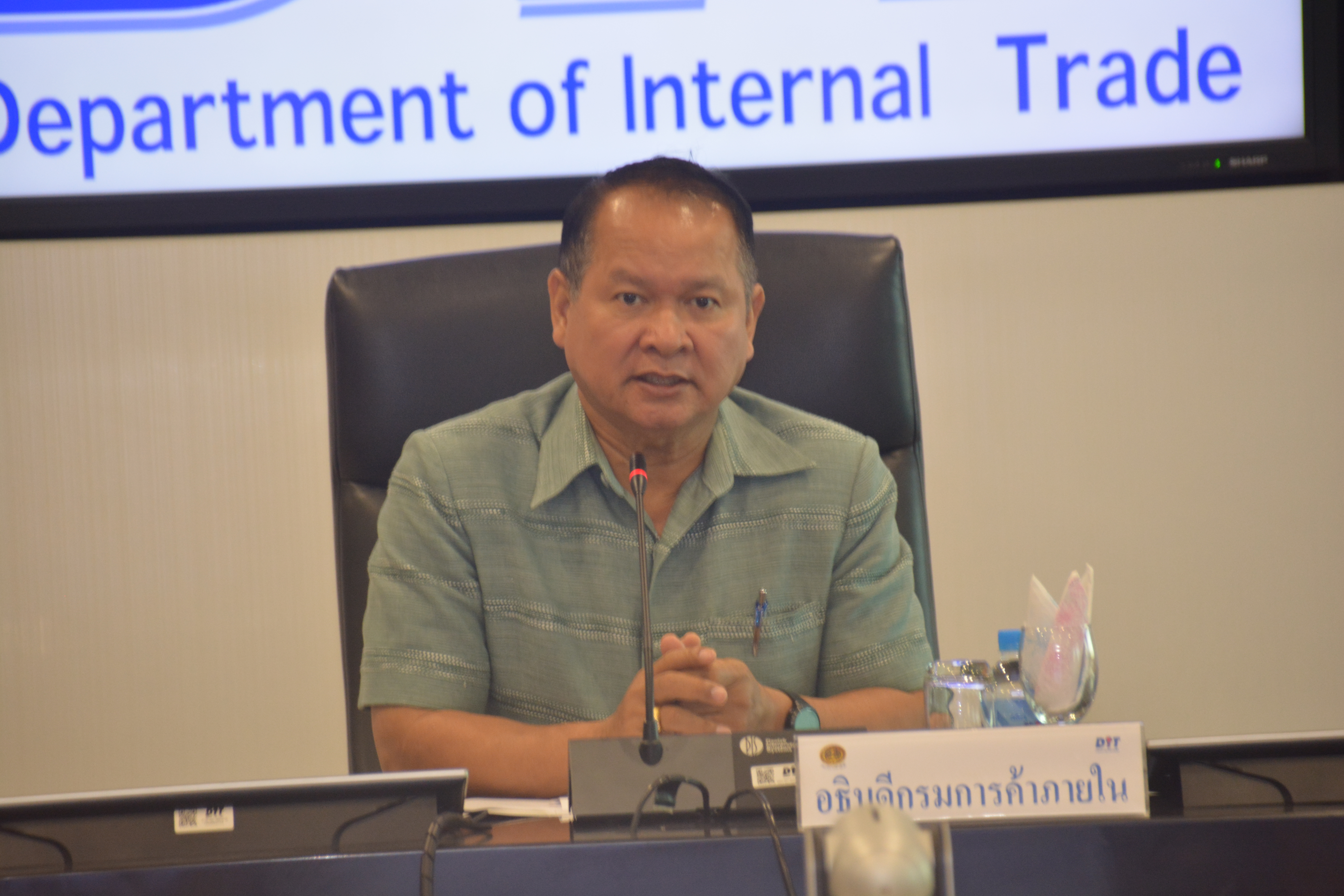 การประชุมหารือผู้ประกอบการยางรถยนต์เพื่อเตรียมความพร้อมในการจัดงานลดราคาจำหน่ายสินค้าช่วงเทศกาลปีใหม่