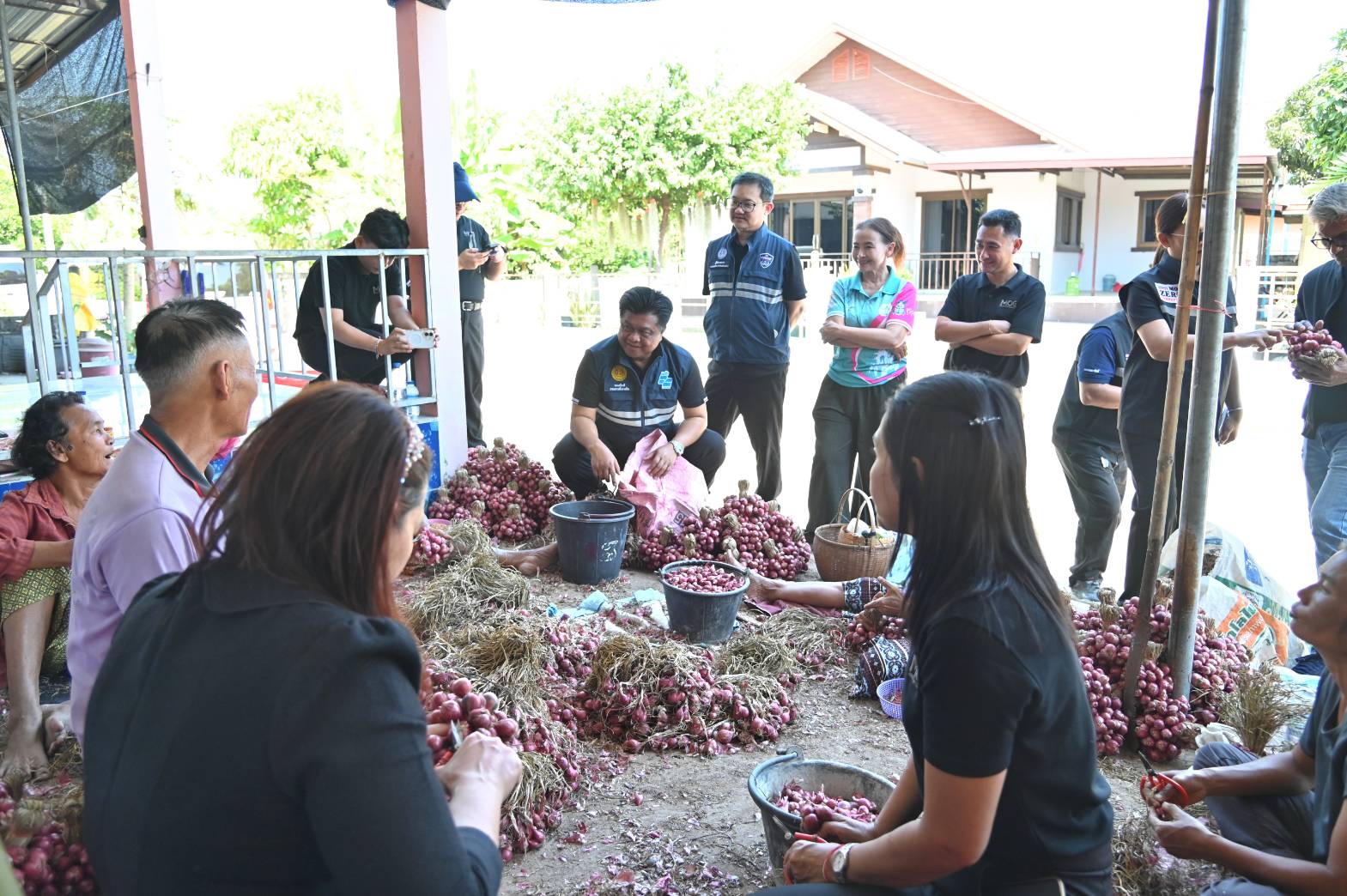 DIT ลงพื้นที่ตรวจเยี่ยมกิจกรรมการกระจายหอมแดงจังหวัดศรีสะเกษ
