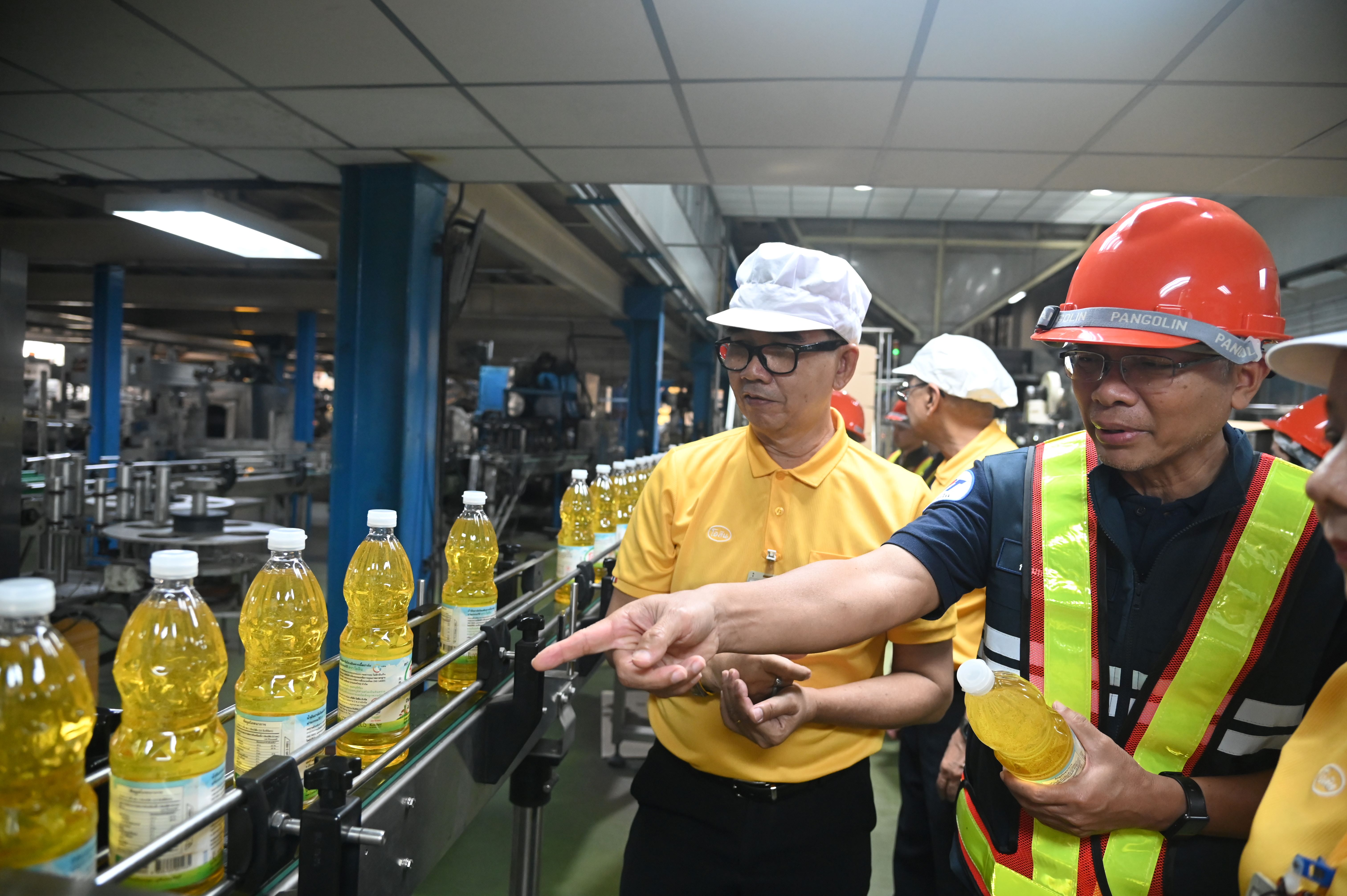 “พาณิชย์” ลงพื้นที่ตรวจ โรงงานกลั่นน้ำมันปาล์ม