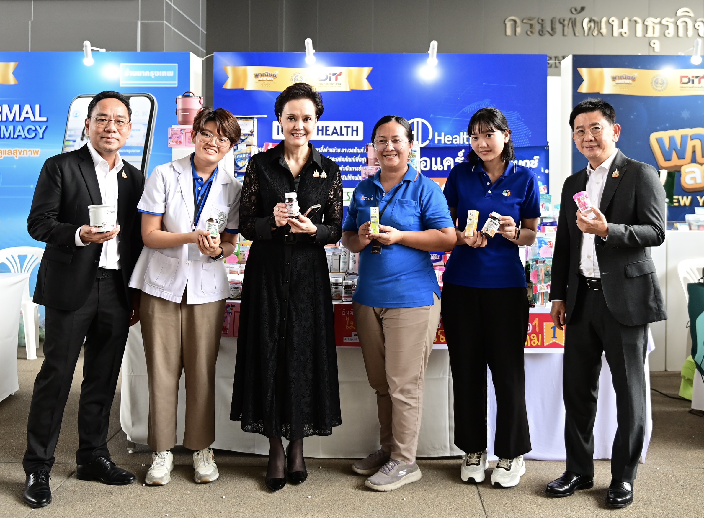 ข่าวเลขที่ 57/2569 พาณิชย์ชวนเลือกซื้อสินค้าไทยส่งความสุขปีใหม่ “New Year Mega Sale 2026” หนุนหมู่บ้านทำมาค้าขาย–Farm Outlet ลดค่าครองชีพทั่วประเทศเกือบ 5,000 ล้านบาท ต่อเนื่องถึง 31 ม.ค. 69 (25 ธันวาคม 2568)