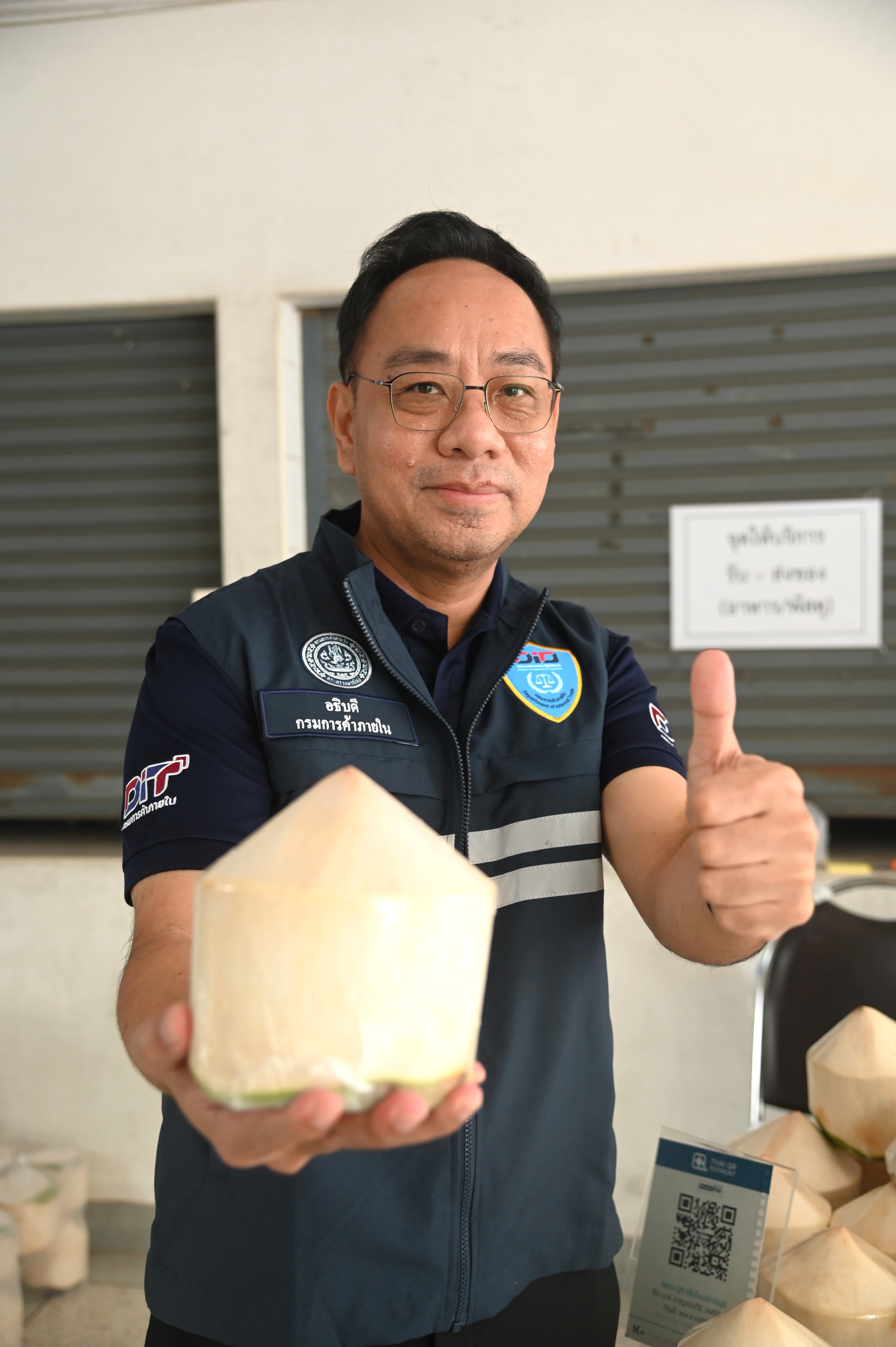 ข่าวเลขที่ 64/2569 พาณิชย์เร่งช่วยเกษตรกรผู้ปลูกมะพร้าวน้ำหอม เดินหน้ากระจายผลผลิตออกนอกแหล่งผ่านกลไกตลาดค้าส่งค้าปลีก เชื่อมโยงแหล่งท่องเที่ยว พร้อมเปิด 20 จุด กระจายกว่า 200,000 ลูกทั่ว กทม.–ปริมณฑล (26 มกราคม 2568)