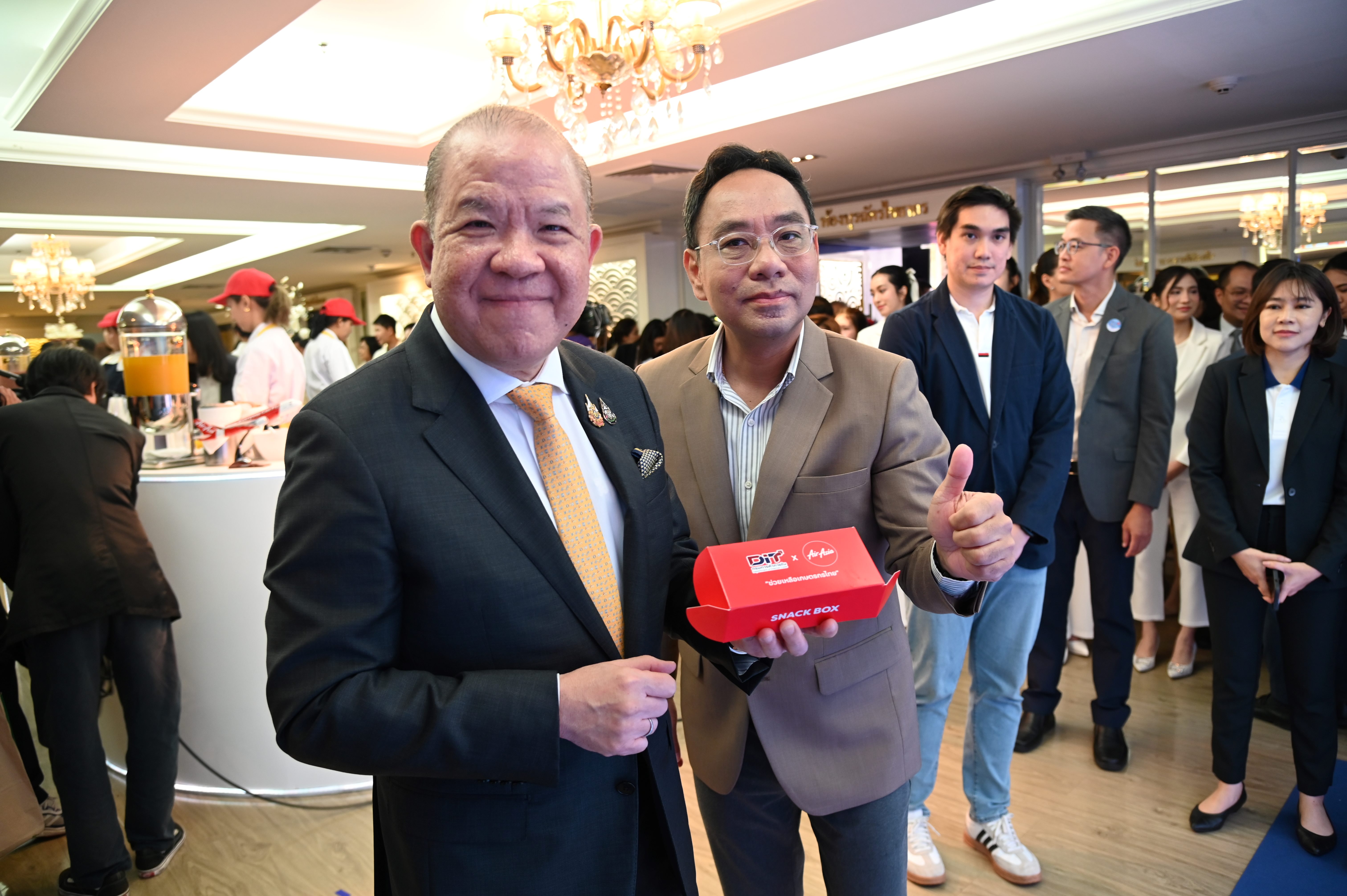 พาณิชย์ ลุยช่วยชาวสวน ดึง ไทยแอร์เอเชีย ซื้อผลไม้ร่วม 1,000 ตัน เสิร์ฟเมนูอาหาร-เครื่องดื่มบนเครื่องบิน 