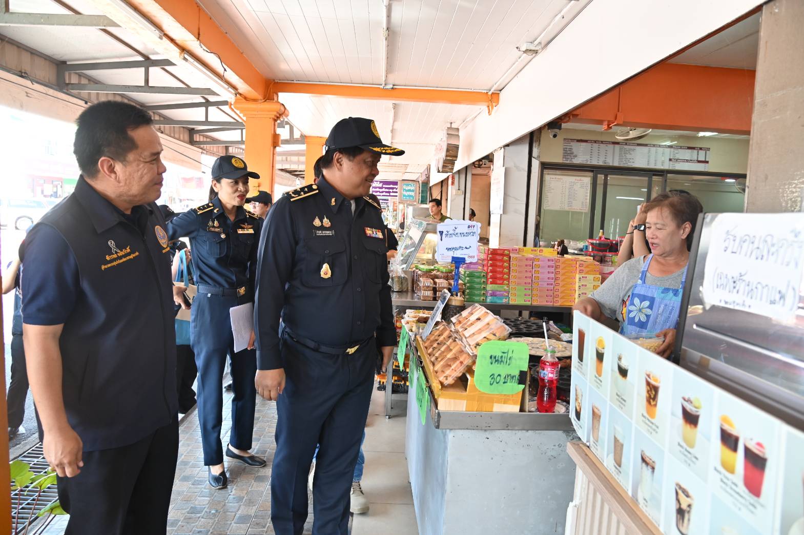 ข่าวเลขที่ 54/2569 DIT ลุยตรวจปีใหม่ 2569 ดูแลกระเช้าของขวัญ–การจำหน่ายสินค้าที่จุดพักรถ–หัวจ่ายน้ำมัน สร้างความเป็นธรรมให้ผู้บริโภค (19 ธันวาคม 2568)