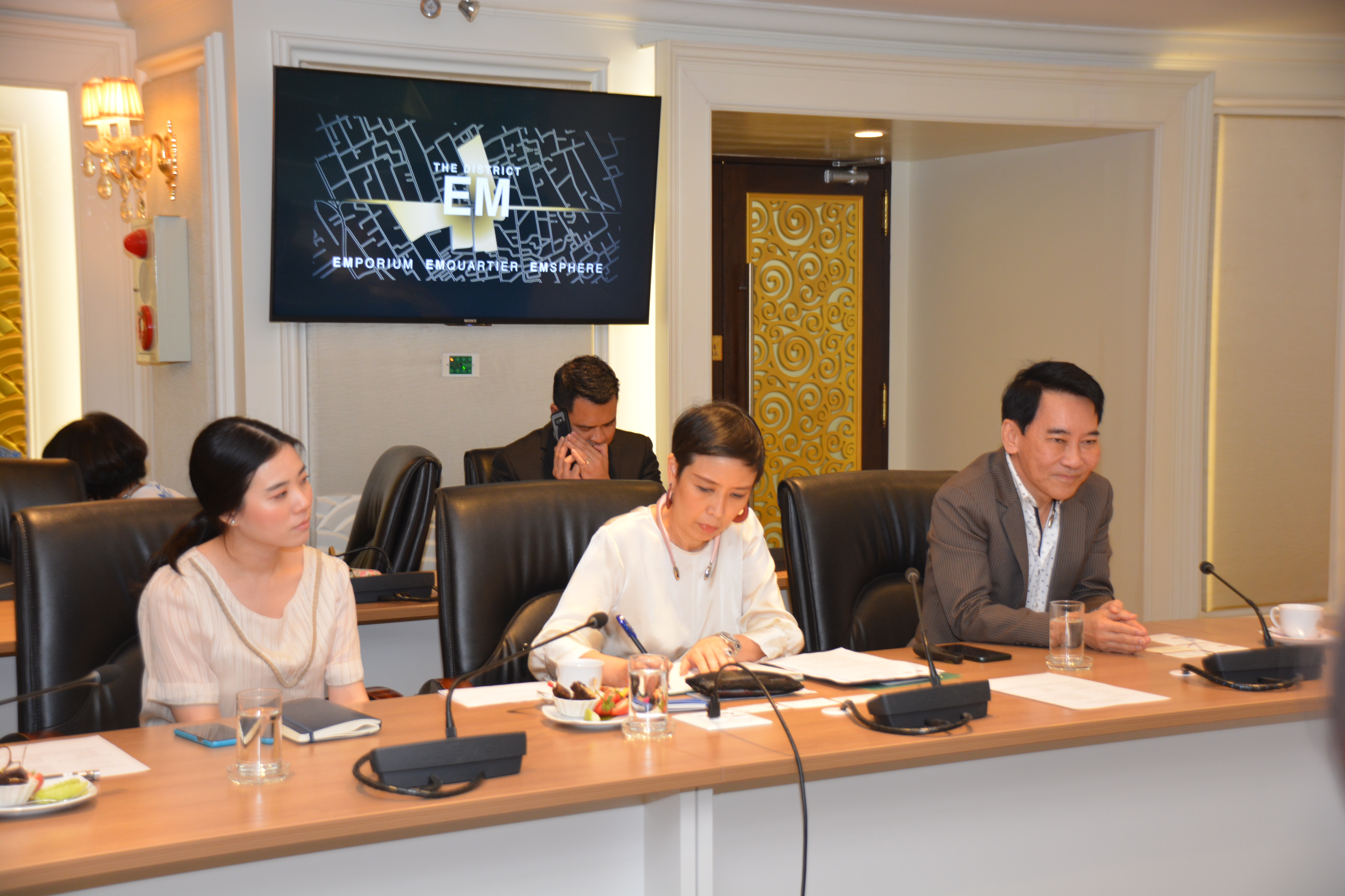 รองอธิบดีกรมการค้าภายใน ร่วมการประชุมหารือกับศูนย์การค้าดิเอ็มโพเรี่ยม
