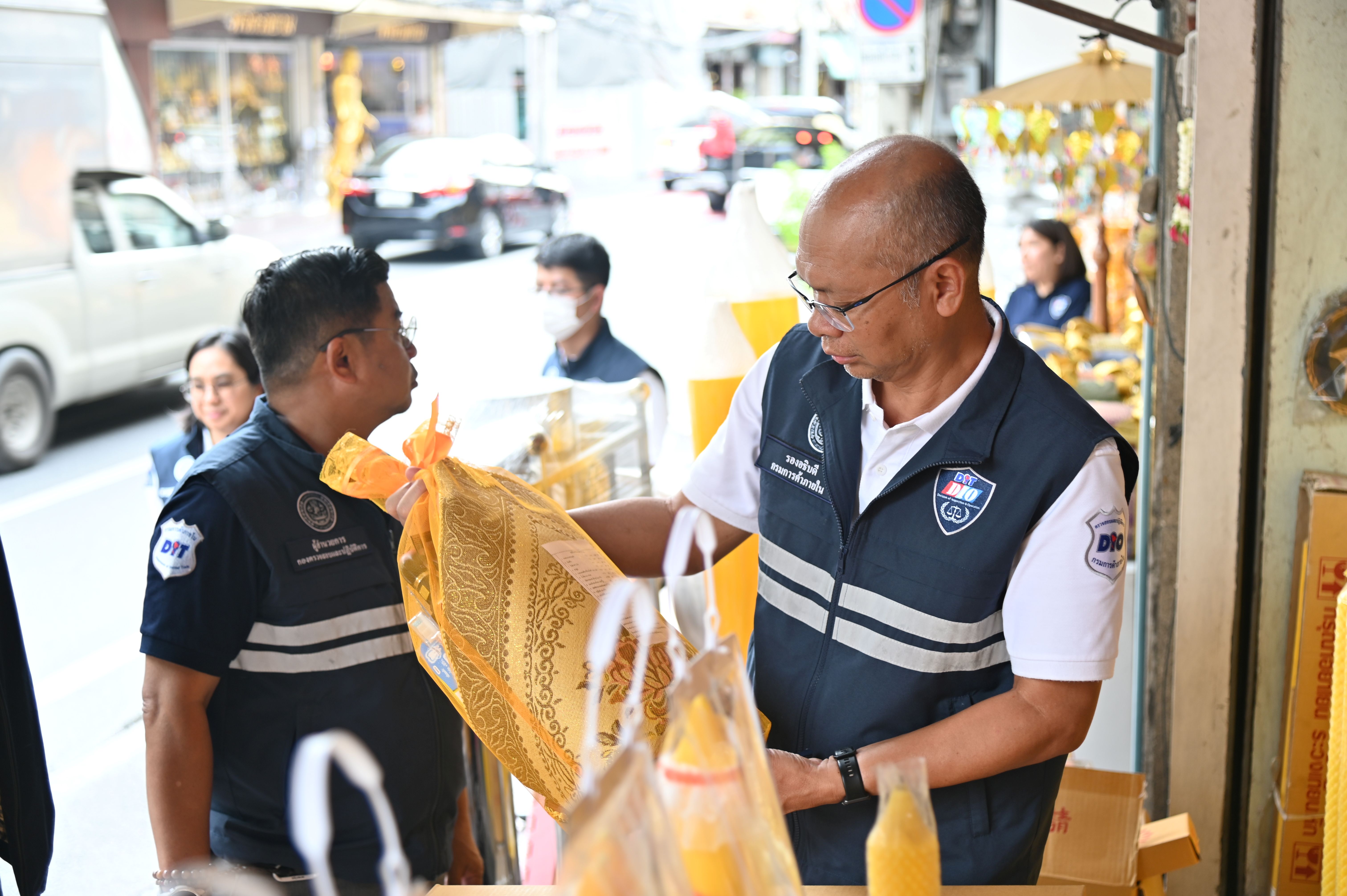 พาณิชย์ ลงพื้นที่ตรวจสอบสถานการณ์จำหน่ายชุดสังฆทานและชุดไทยธรรม
