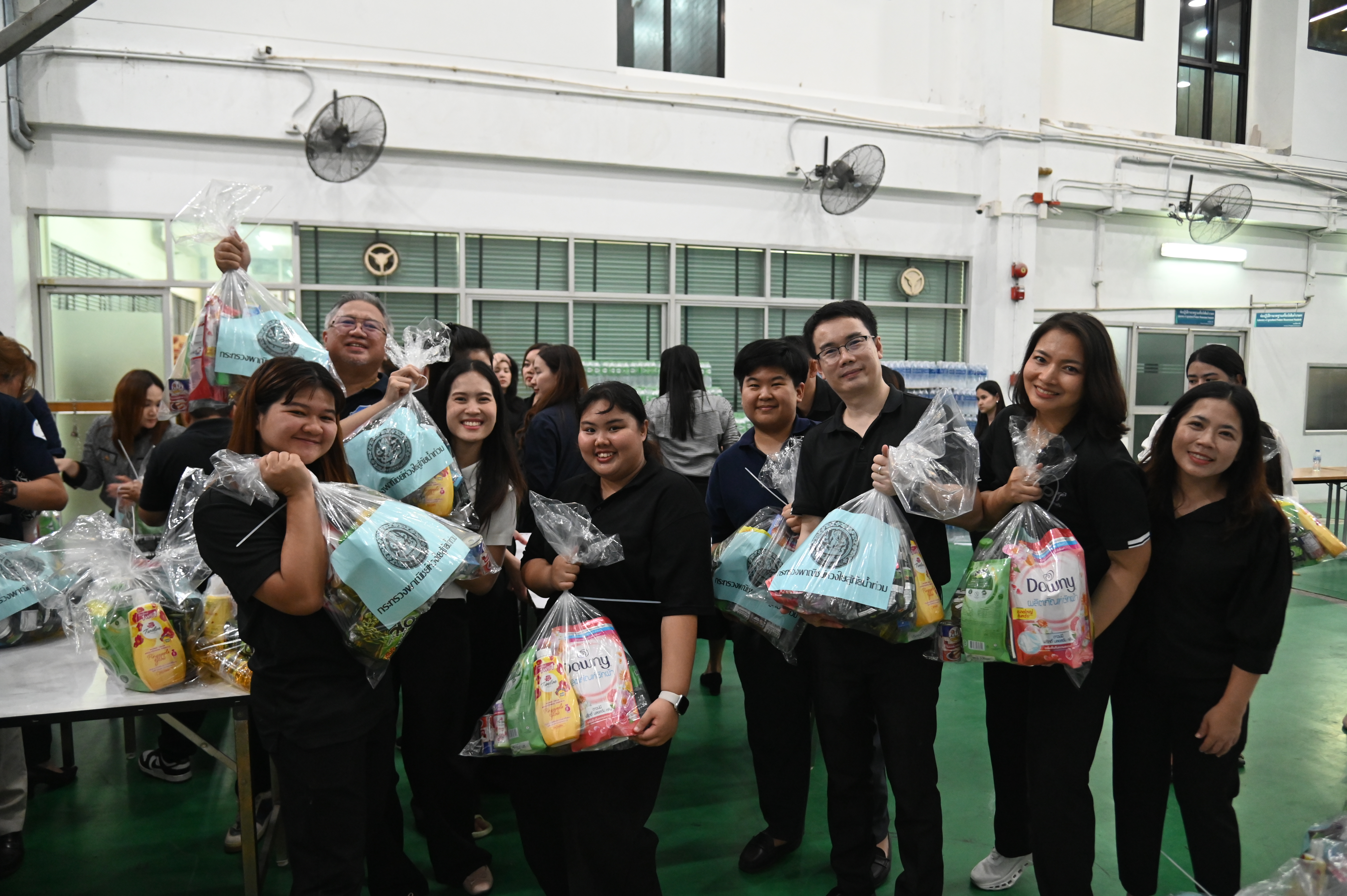 กรมการค้าภายใน บรรจุถุงยังชีพ เพื่อเตรียมส่งมอบให้ผู้ประสบภัยน้ำท่วม 