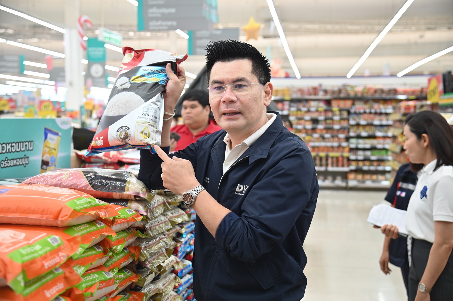 ติดตาม พาณิชย์สั่งลุย ลดราคา New Year Mega Sale 2024 ส่งท้ายปี