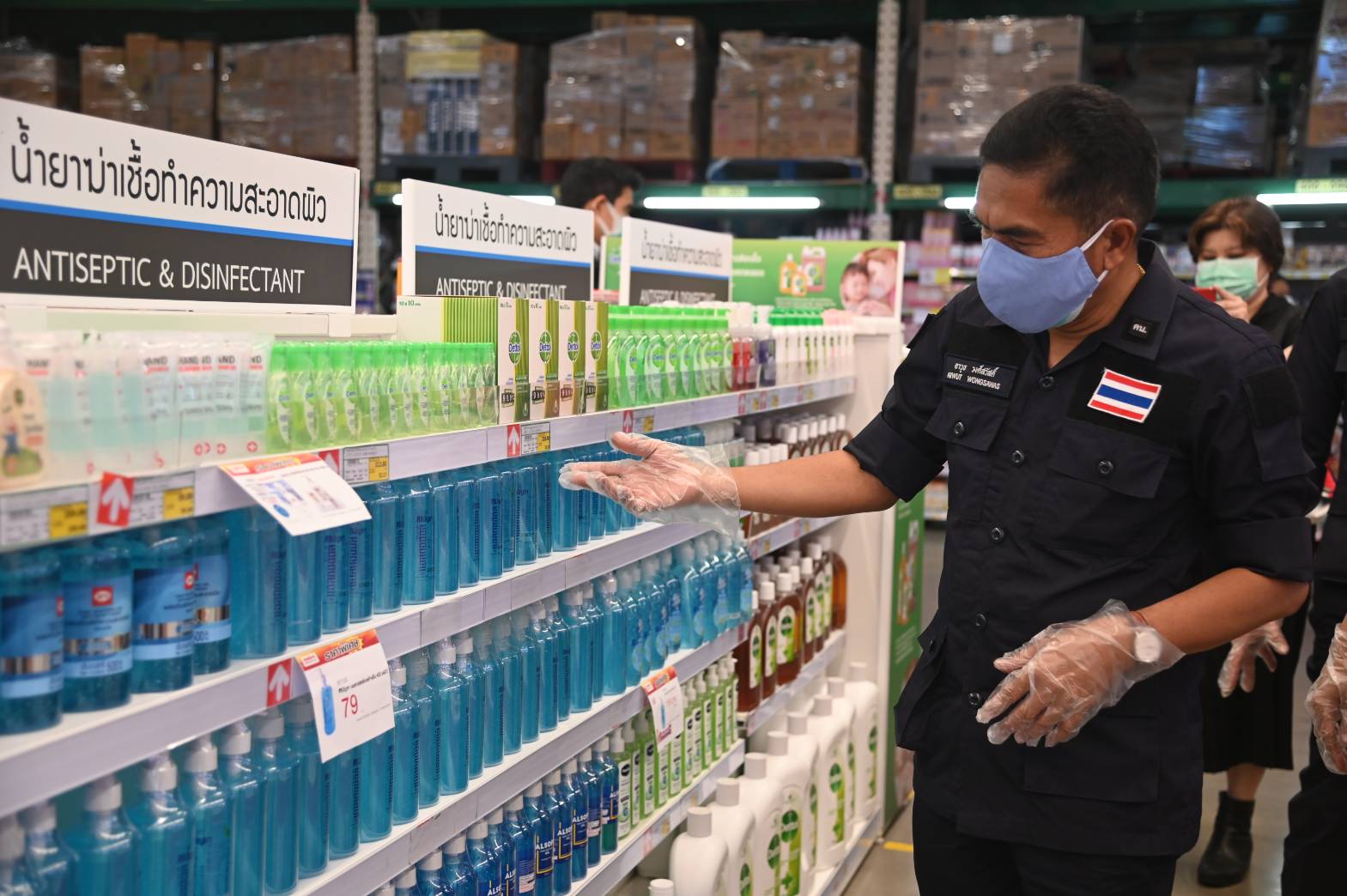 รองอธิบดีตรวจติดตามสถานการณ์การจำหน่ายสินค้าอุปโภคบริโภค