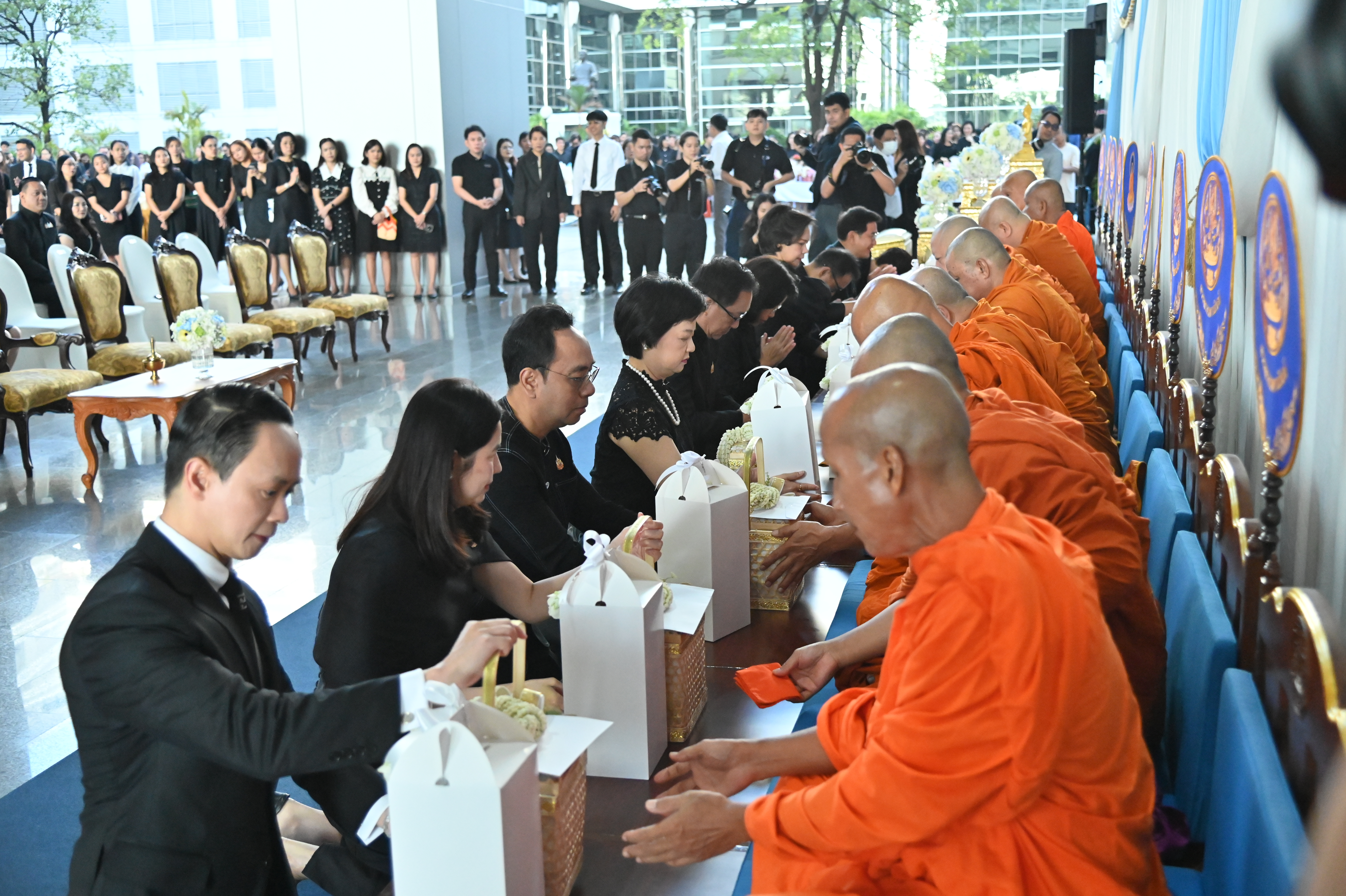 พิธีตักบาตร พระสงฆ์ 9 วัด 99 รูป เนื่องในโอกาสวันขึ้นปีใหม่ 2569