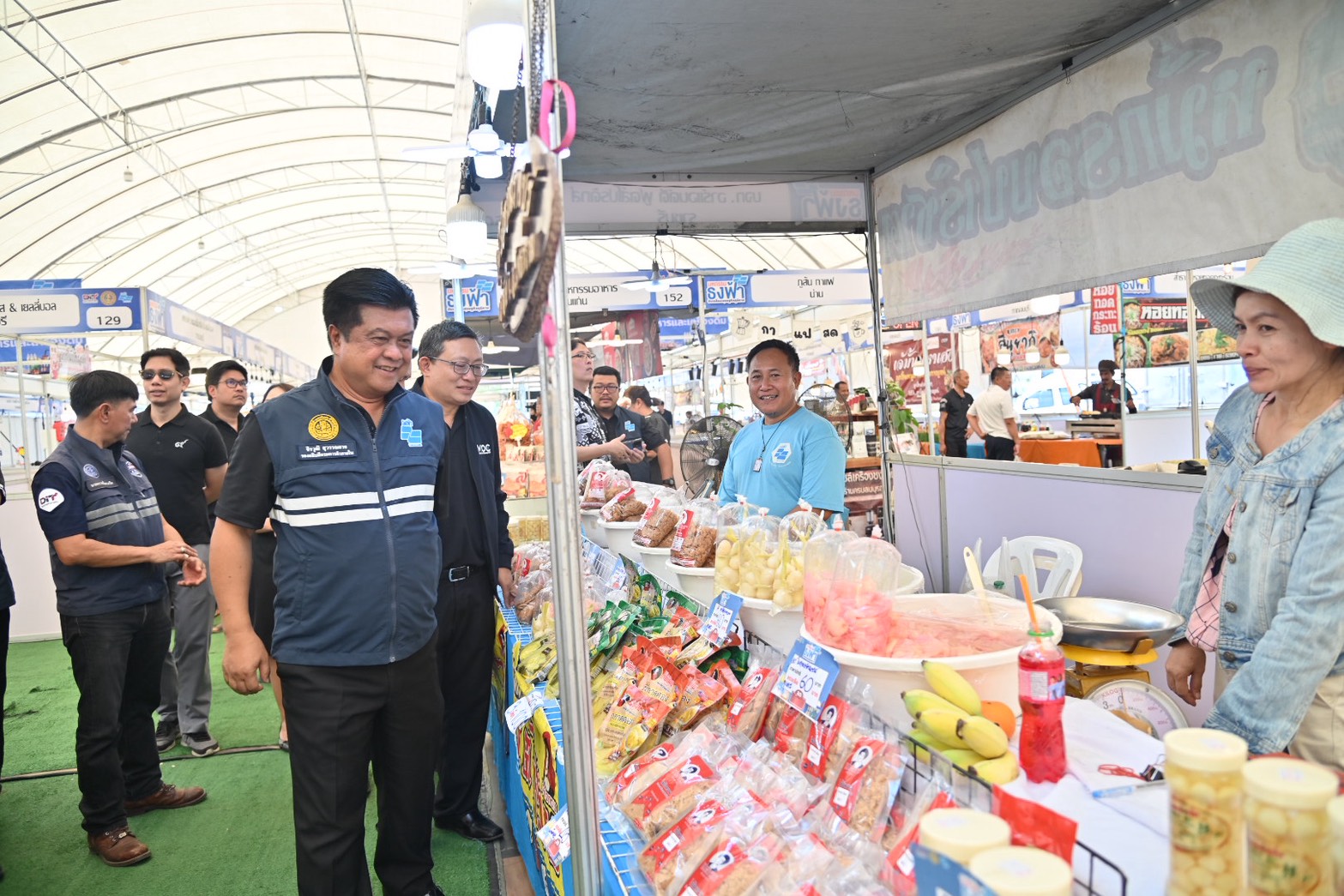 ข่าวเลขที่ 96/2569 “พาณิชย์” ลุยลดค่าครองชีพประชาชน-ช่วยผู้ประกอบการ ยกทัพสินค้าราคาประหยัด จำหน่ายสินค้าราคาประหยัดให้พี่น้องชาวกาญจนบุรีในงาน “มหกรรมธงฟ้าขับเคลื่อนเศรษฐกิจภูมิภาค” (24 มีนาคม 2569)