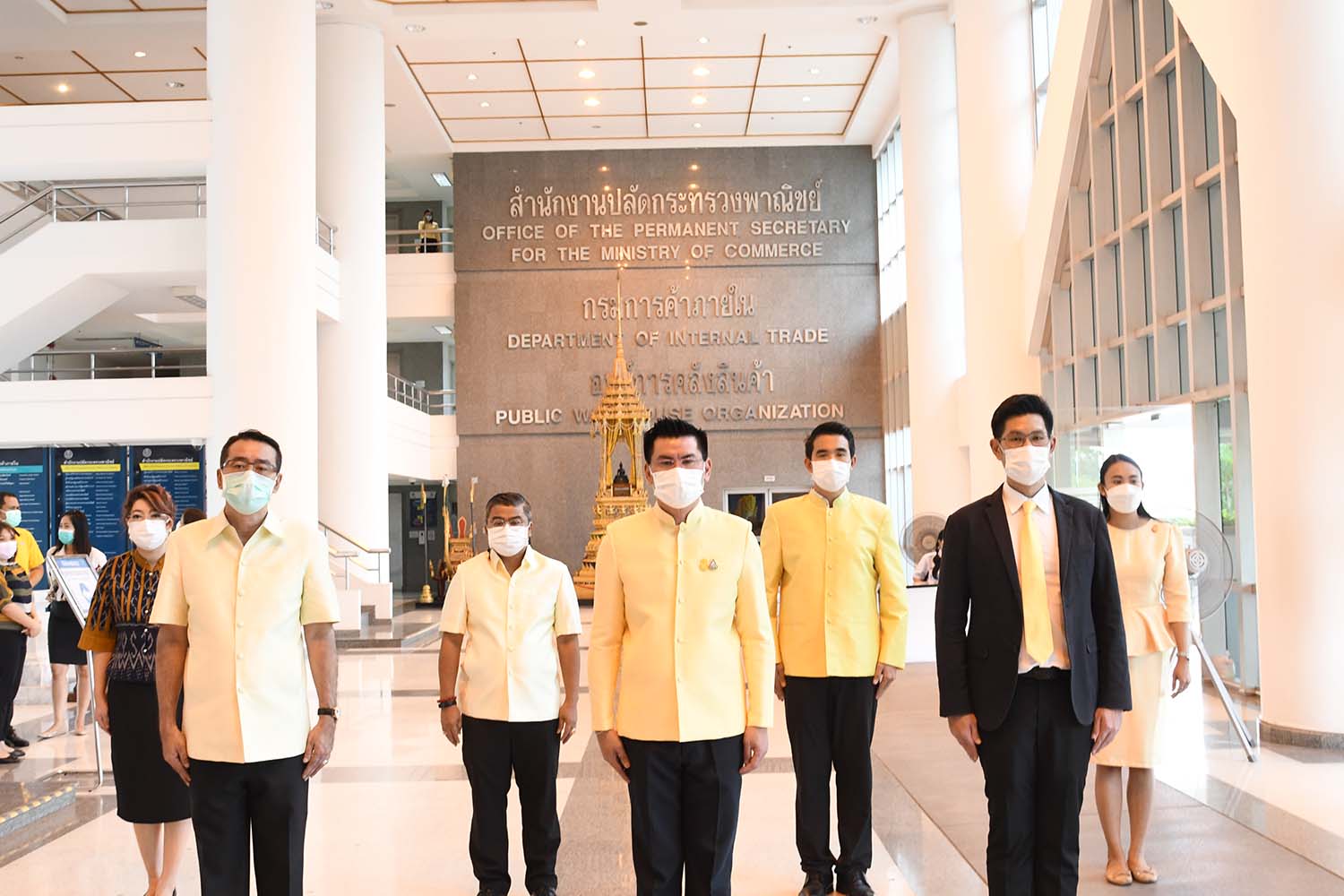 คณะผู้บริหารกรมการค้าภายใน ร่วมพิธีลงนามถวายพระพรฯ