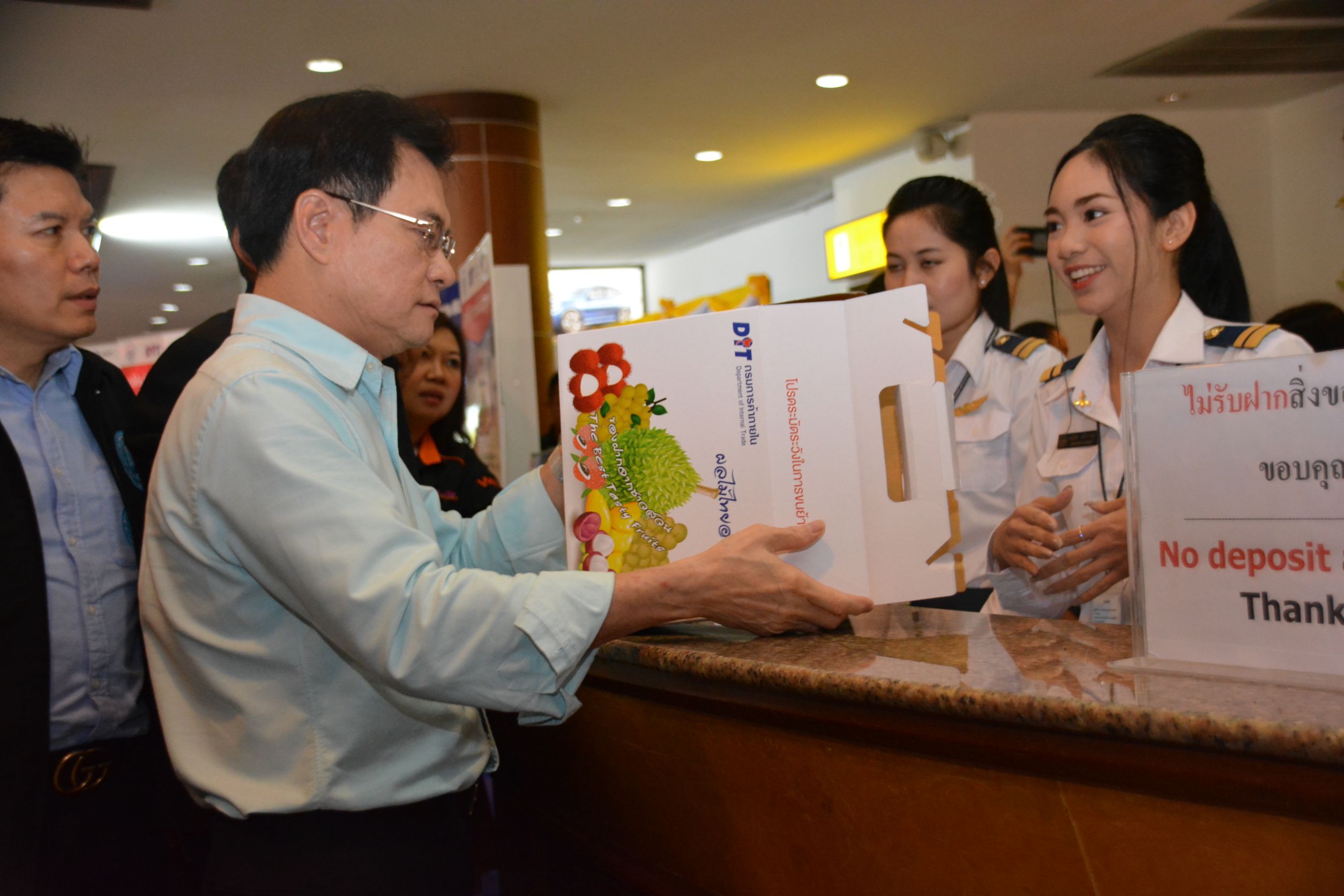 รัฐมนตรีว่าการกระทรวงพาณิชย์ลงพื้นที่ติดตามการดำเนินการให้บริการกล่องบรรจุผลไม้