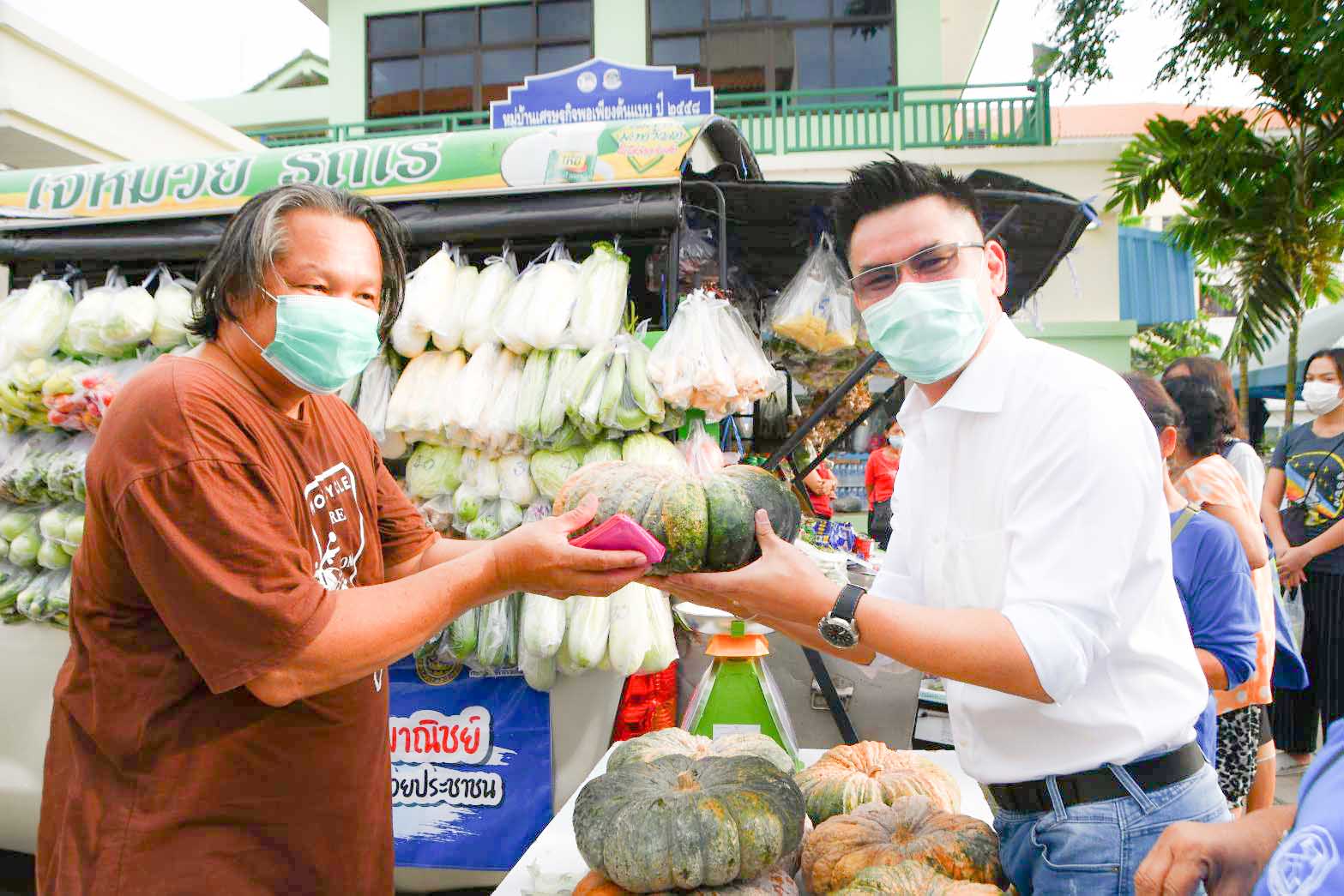 อธิบดีตรวจติดตามเยี่ยมโครงการ Mobile พาณิชย์ลดราคา! ช่วยประชาชน