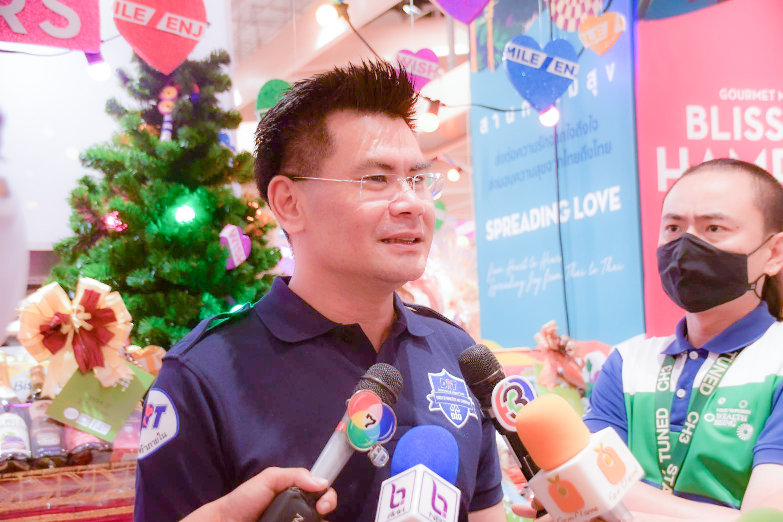 อธิบดีตรวจการจำหน่ายสินค้าตามโครงการ “พาณิชย์ลดกระหน่ำข้ามปี! New Year Grand Sale 2021” และตรวจสอบการจำหน่ายกระเช้าของขวัญในช่วงเทศกาลคริสต์มาสและเทศกาลปีใหม่ 