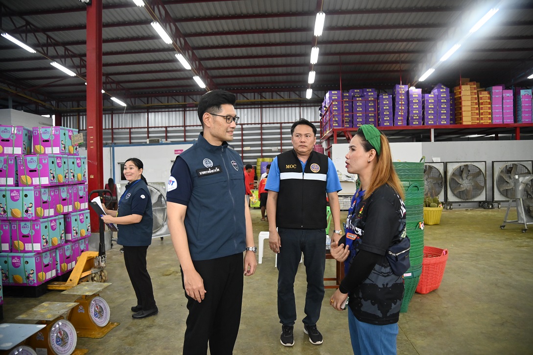 “พาณิชย์” ตรวจเครื่องชั่งล้งรับซื้อทุเรียนตะวันออก จันทบุรี-ระยอง-ตราด เน้นย้ำการติดป้ายแสดงราคาชัดเจน รักษาความเป็นธรรมแก่เกษตรกร