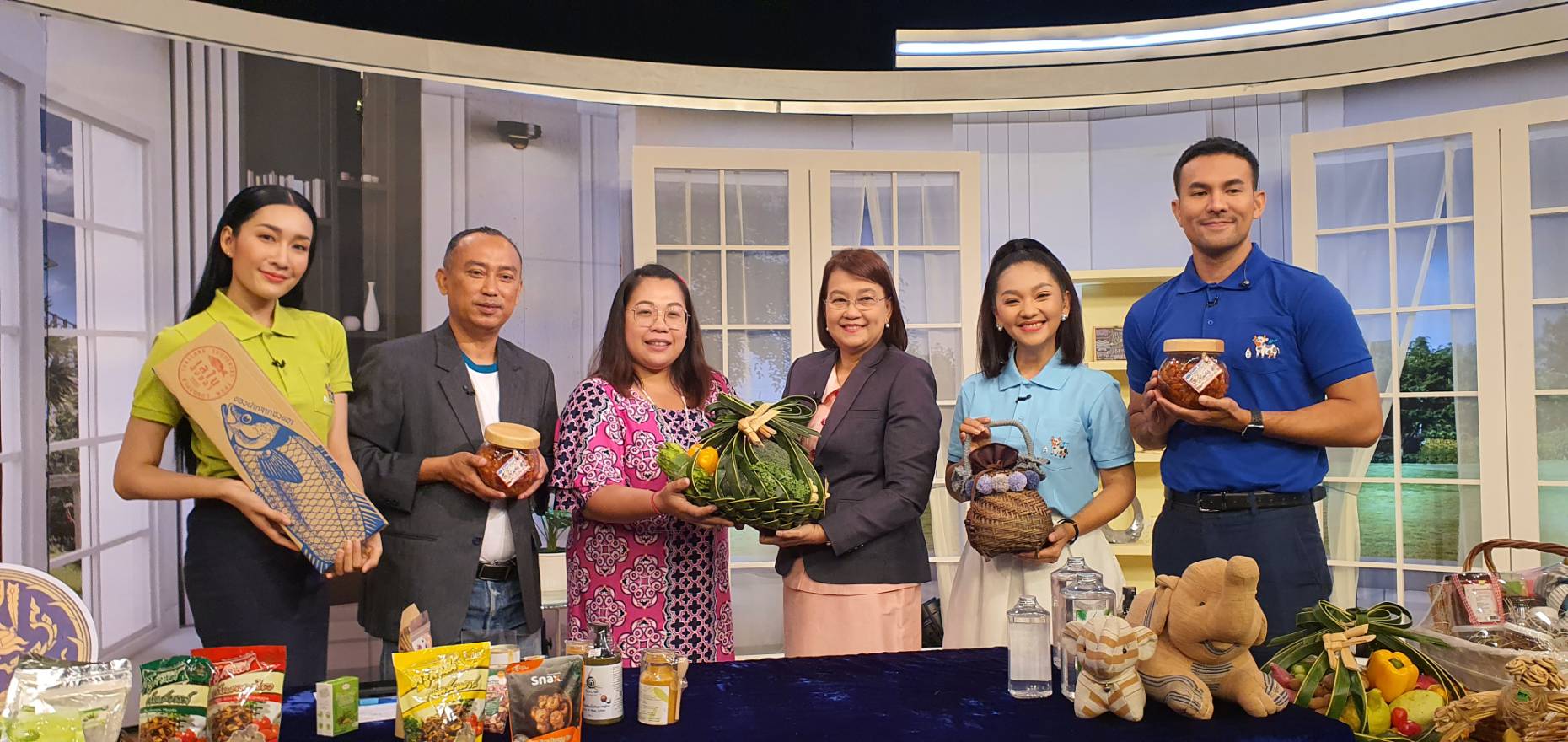  รองอธิบดีกรมการค้าภายใน ประชาสัมพันธ์การจัดงาน "ส่งความสุข จับสวน ใส่กระเช้า โดย Farm Outlet" 