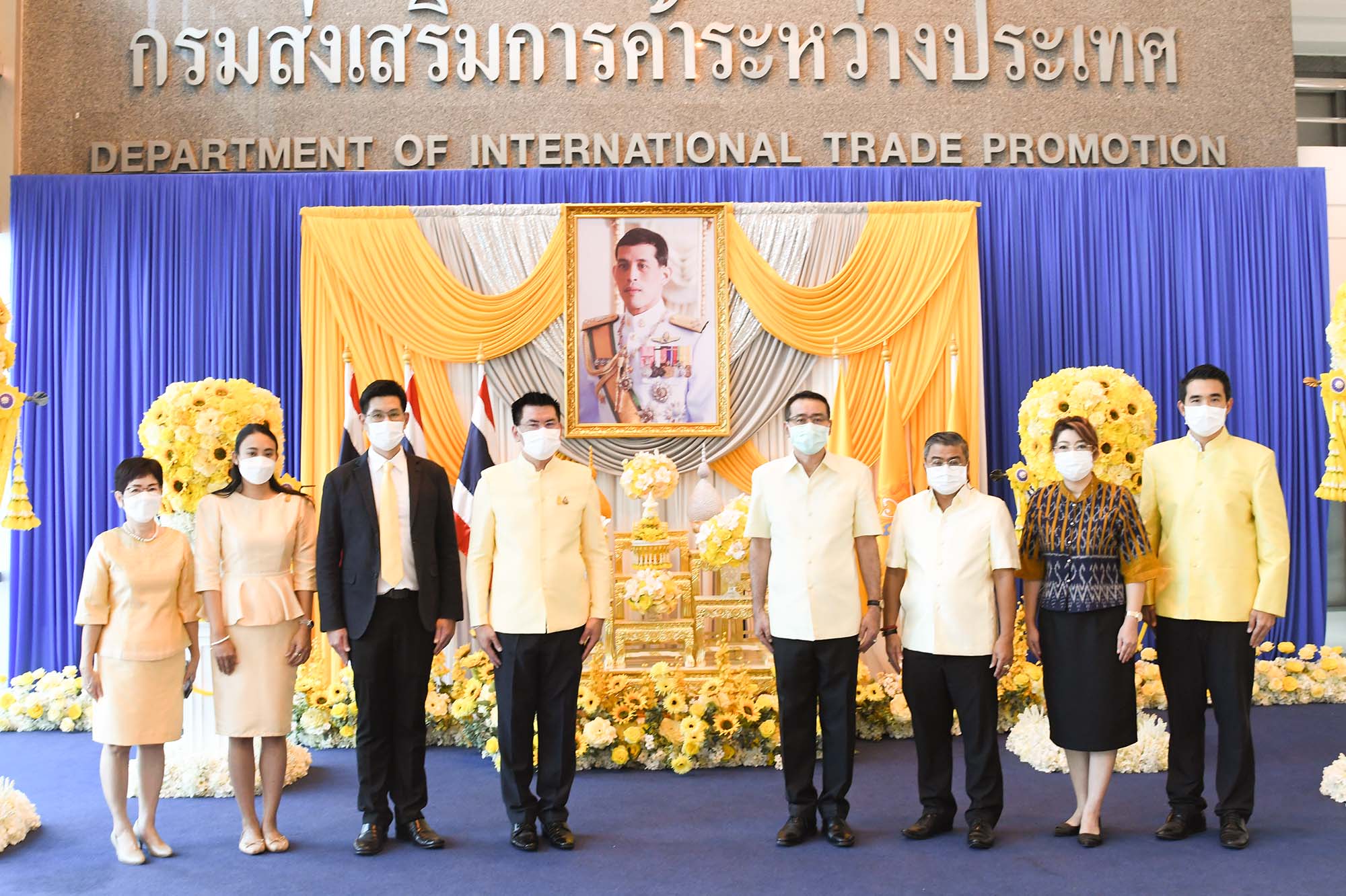 คณะผู้บริหารกรมการค้าภายใน ร่วมพิธีลงนามถวายพระพรฯ