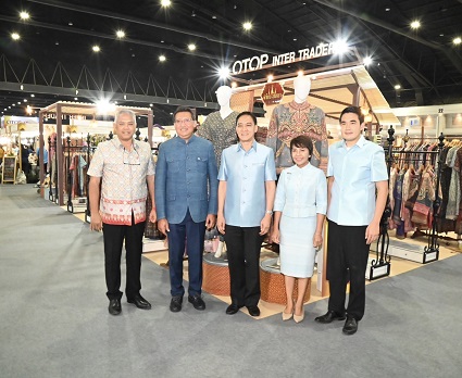 พาณิชย์ ร่วมงาน ศิลปาชีพ ประทีปไทย  OTOP ก้าวไกลด้วยพระบารมี ประจำปี 2566