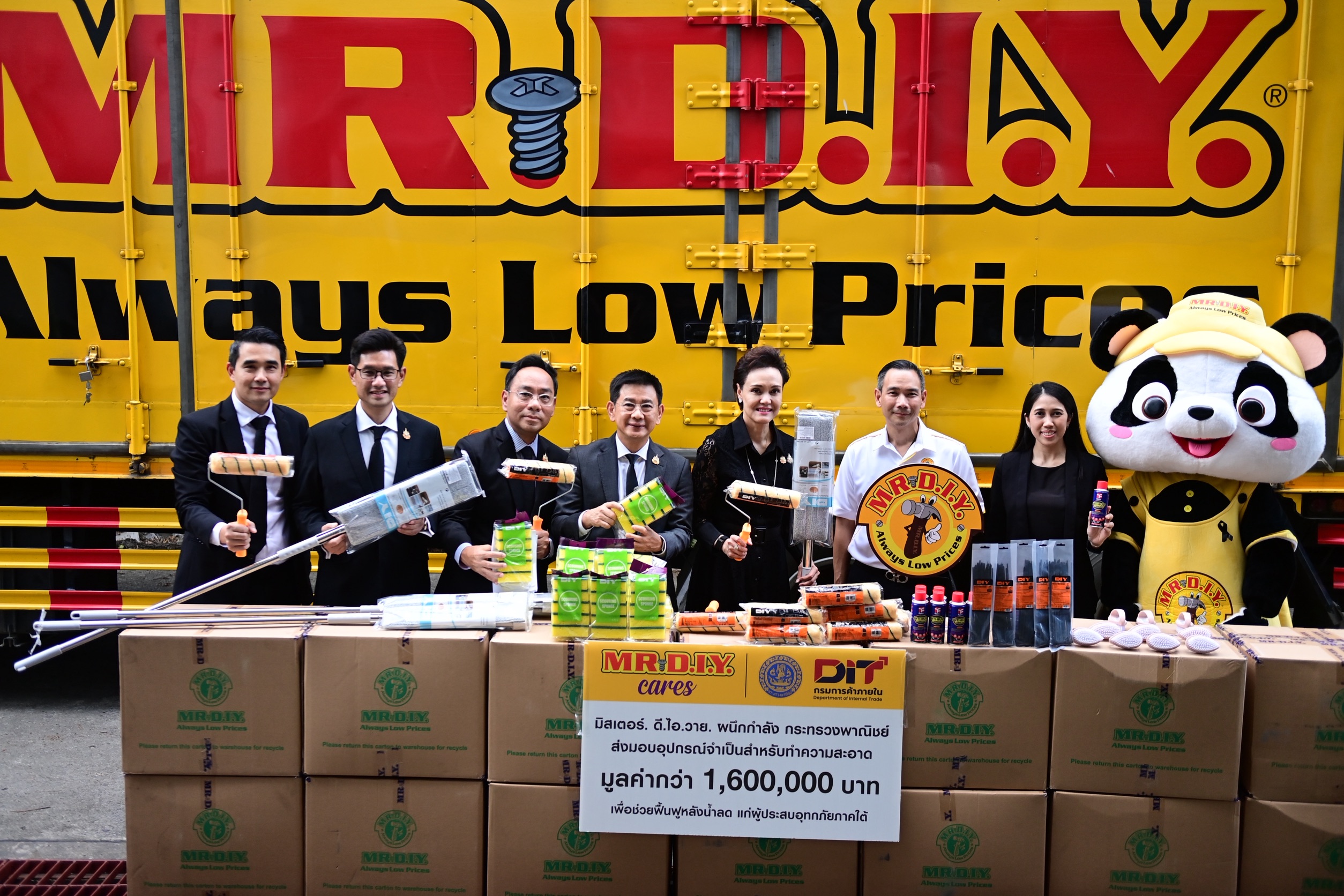 ข่าวเลขที่ 49/2569 “พาณิชย์” รวมใจไทย ฟื้นแดนใต้ รับมอบสิ่งของบริจาคจากภาคเอกชน 19 ราย รวมกว่า 4.6 แสนชิ้น มูลค่ามากกว่า 26 ล้านบาท เร่งกระจายความช่วยเหลือสู่พื้นที่ฟื้นฟูจากอุทกภัย (9 ธันวาคม 2568)