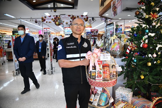 ตรวจสถานีบริการน้ำมันและกระเช้าของขวัญในช่วงเทศกาลปีใหม่