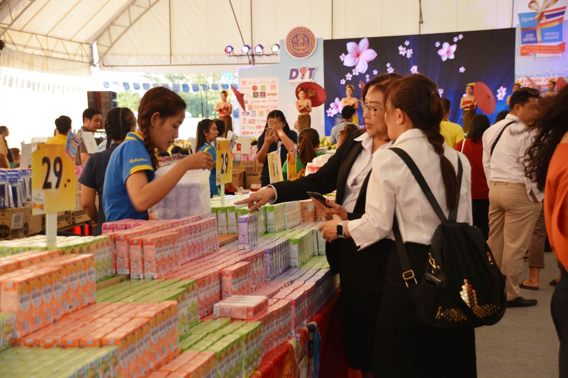 อธิบดีกรมการค้าภายใน ร่วมงาน Kick Off  “พาณิชย์ ลดปัง ข้ามปี ภาคเหนือ New Year Grand Sale 2020”