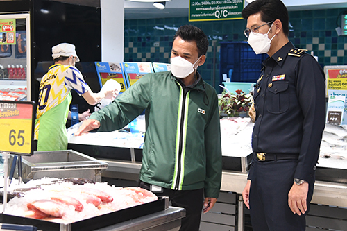 พาณิชย์ลงพื้นที่ตรวจสอบปิดป้ายเเสดงราคาสินค้า