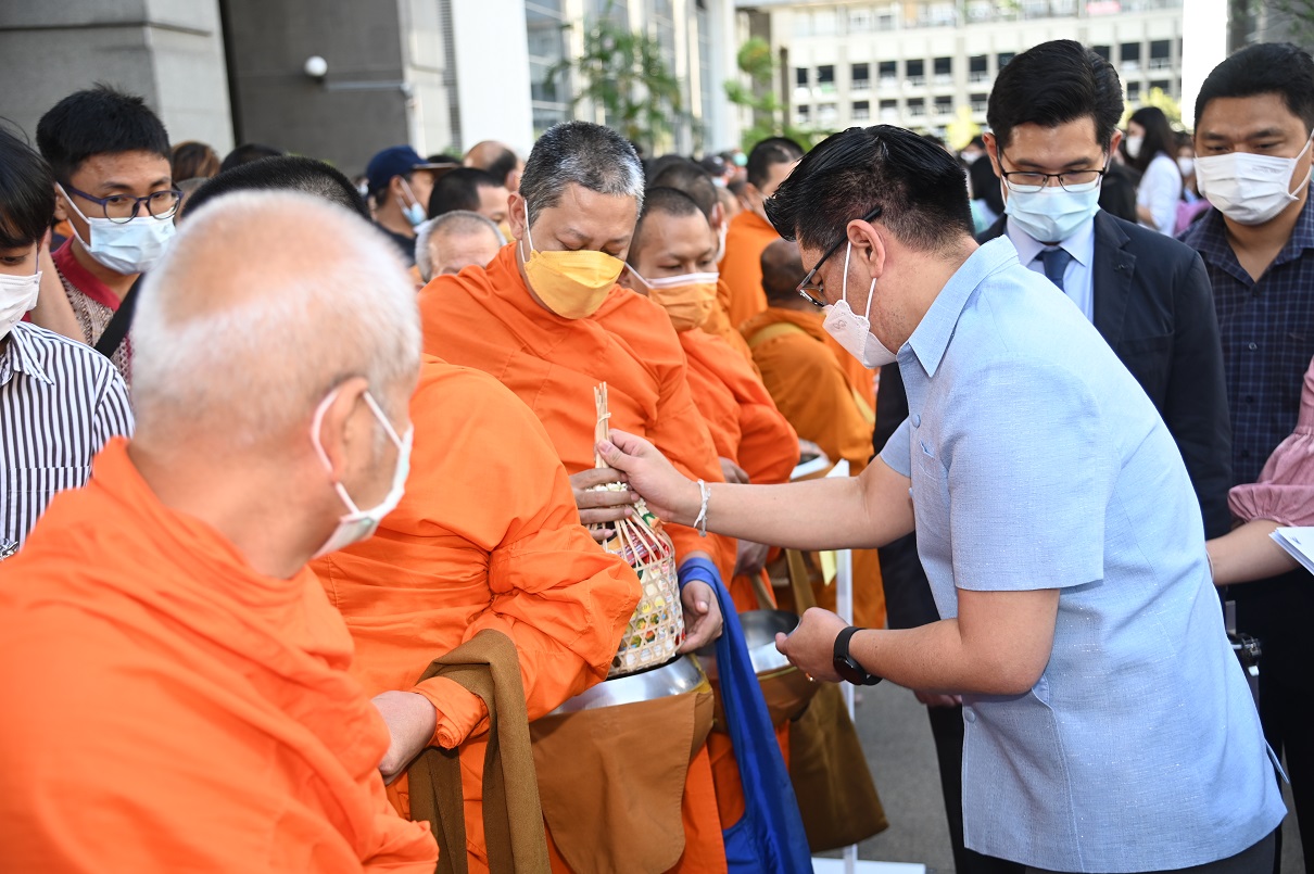 พิธีตักบาตรทำบุญเพื่อถวายพระพรชัยมงคลแด่สมเด็จพระเจ้าลูกเธอเจ้าฟ้าพัชรกิติยาภา
