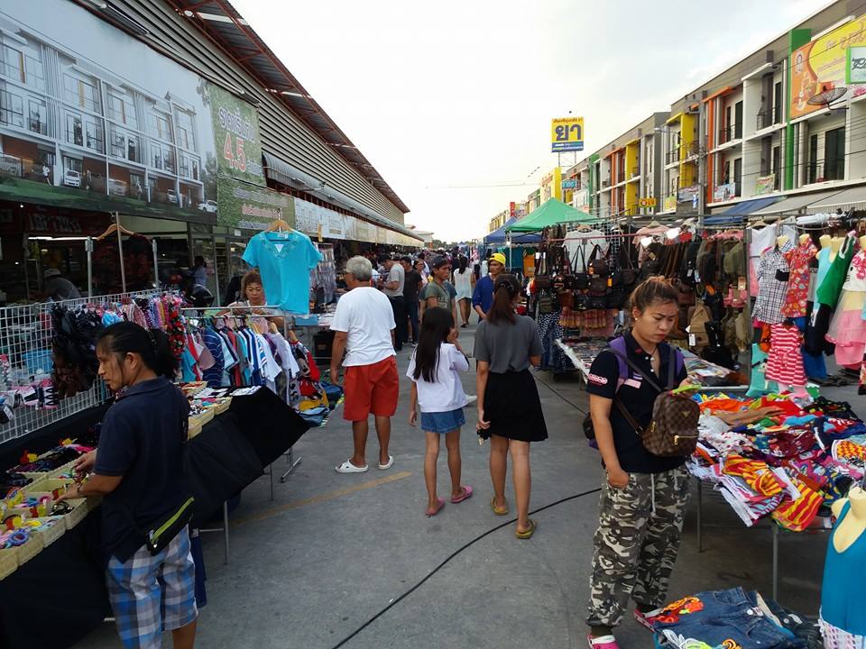 21722_ร้านค้ารอบนอกตลาด.jpg