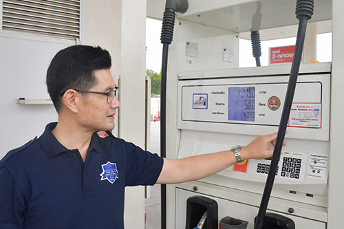 พาณิชย์ติดตามสถานการณ์ราคาสินค้าก่อนช่วงเทศกาลสงกรานต์ พร้อมตรวจความเที่ยงตรงเครื่องชั่ง และมาตรวัดน้ำมันเชื้อเพลิง