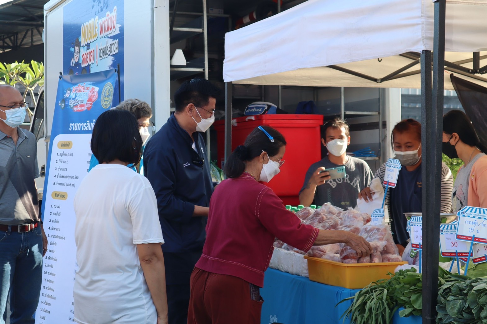 อธิบดีกรมการค้าภายใน ตรวจติดตามการจำหน่ายสินค้าโครงการพาณิชย์ลดราคา! ช่วยประชาชน (หมูเนื้อแดง)