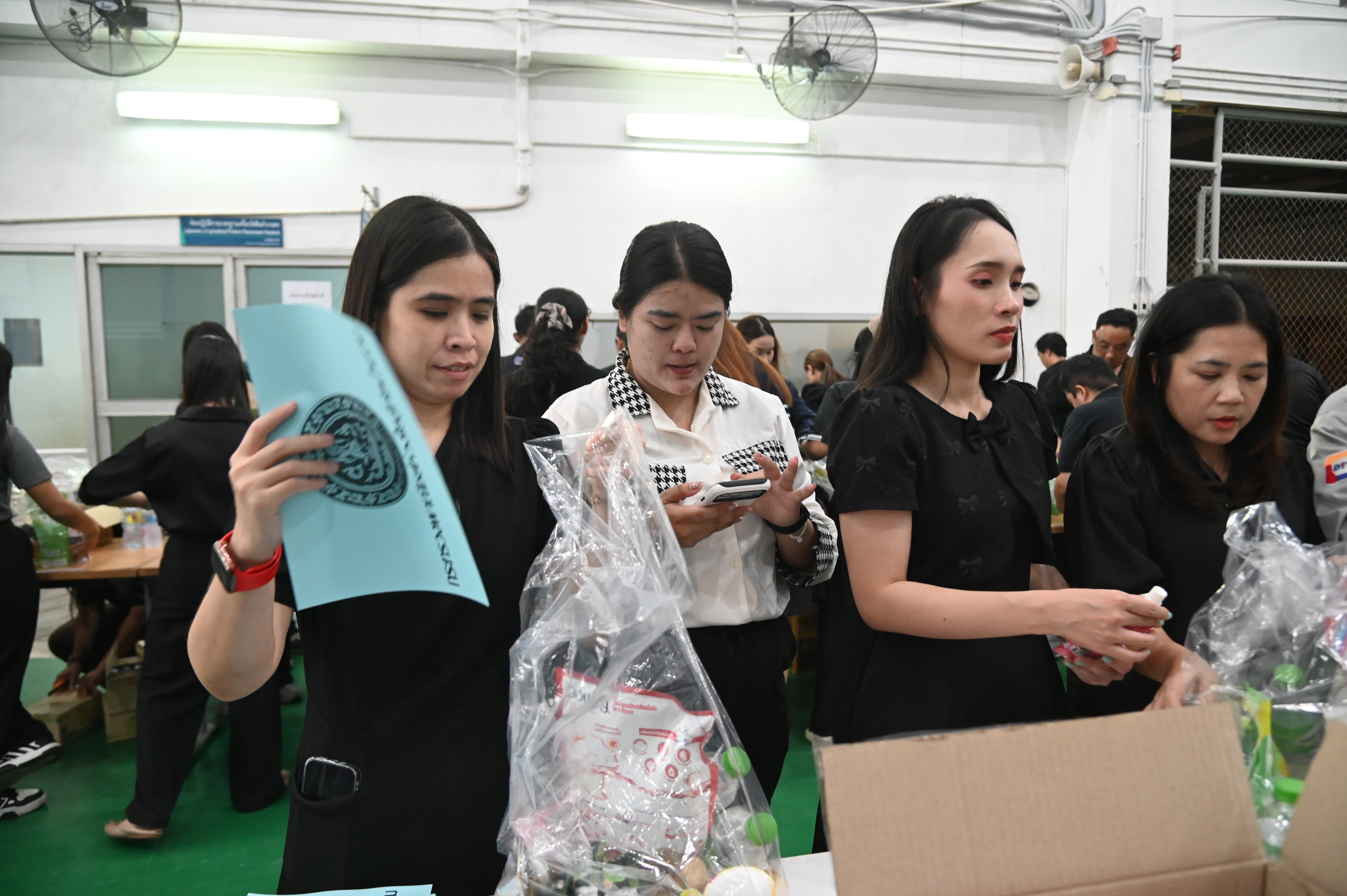 กรมการค้าภายใน บรรจุถุงยังชีพ เพื่อเตรียมส่งมอบให้ผู้ประสบภัยน้ำท่วม 