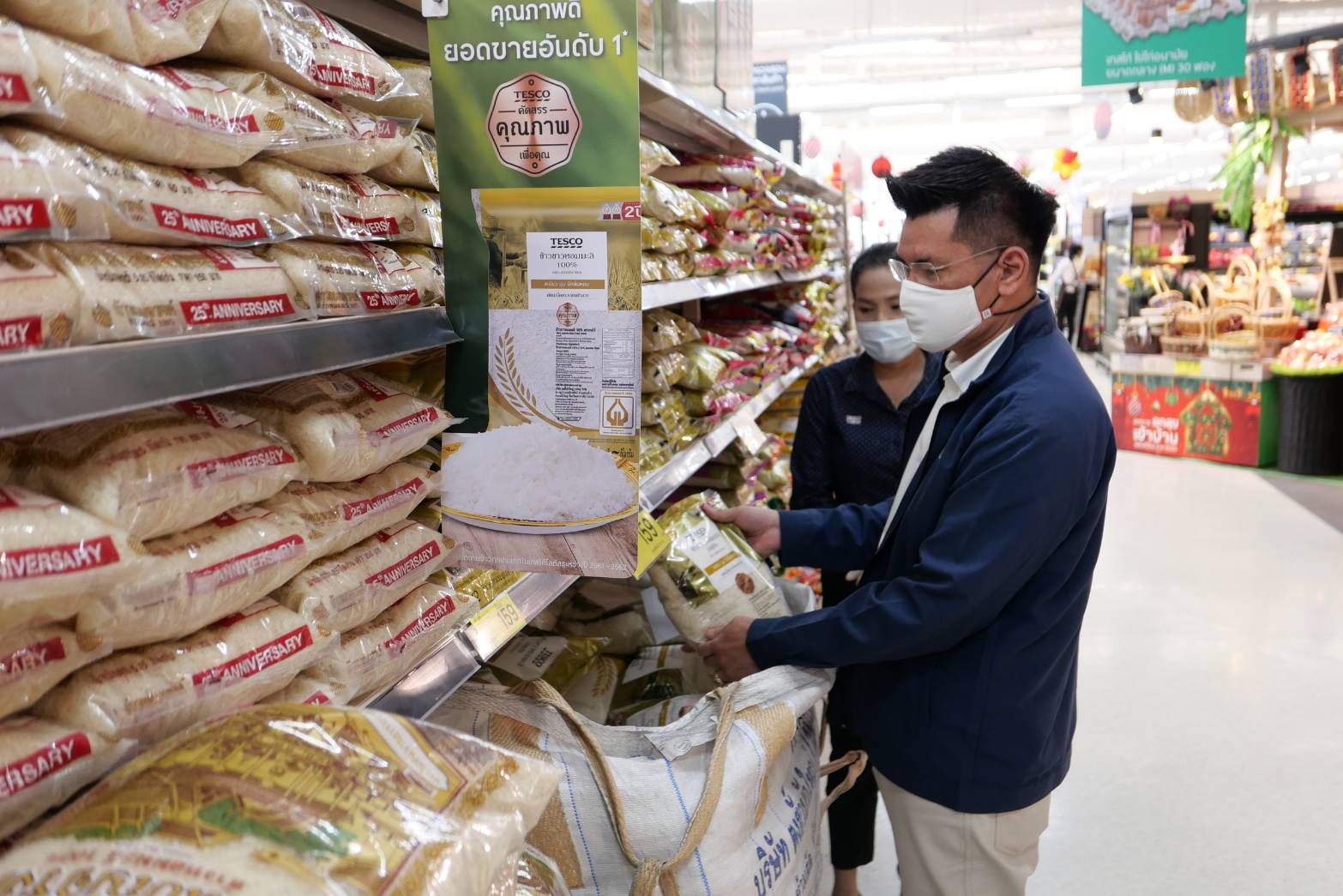 อธิบดีลงพื้นที่ตรวจเยี่ยมการจำหน่ายสินค้าในโครงการพาณิชย์ ลดกระหน่ำข้ามปี New Year Grand Sale 2021 และการเชื่อมโยงการซื้อกุ้งเพื่อช่วยเหลือเกษตรกร