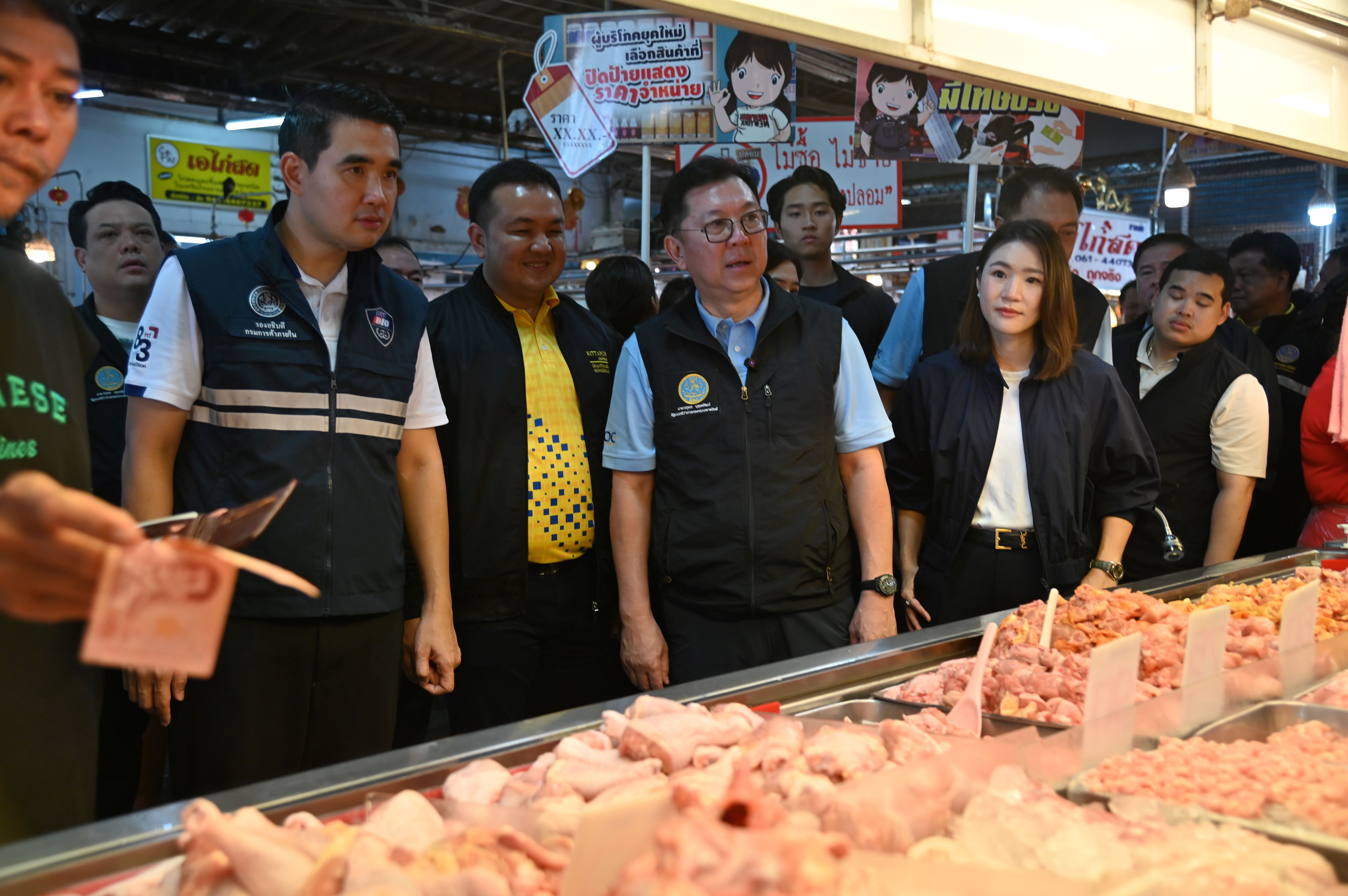 พาณิชย์ลงพื้นที่ คุยพ่อค้าแม่ค้า ประชาชนพื้นที่ หนุนไทยช่วยไทย ใช้เสน่ห์ท้องถิ่นขับเคลื่อนเศรษฐกิจ