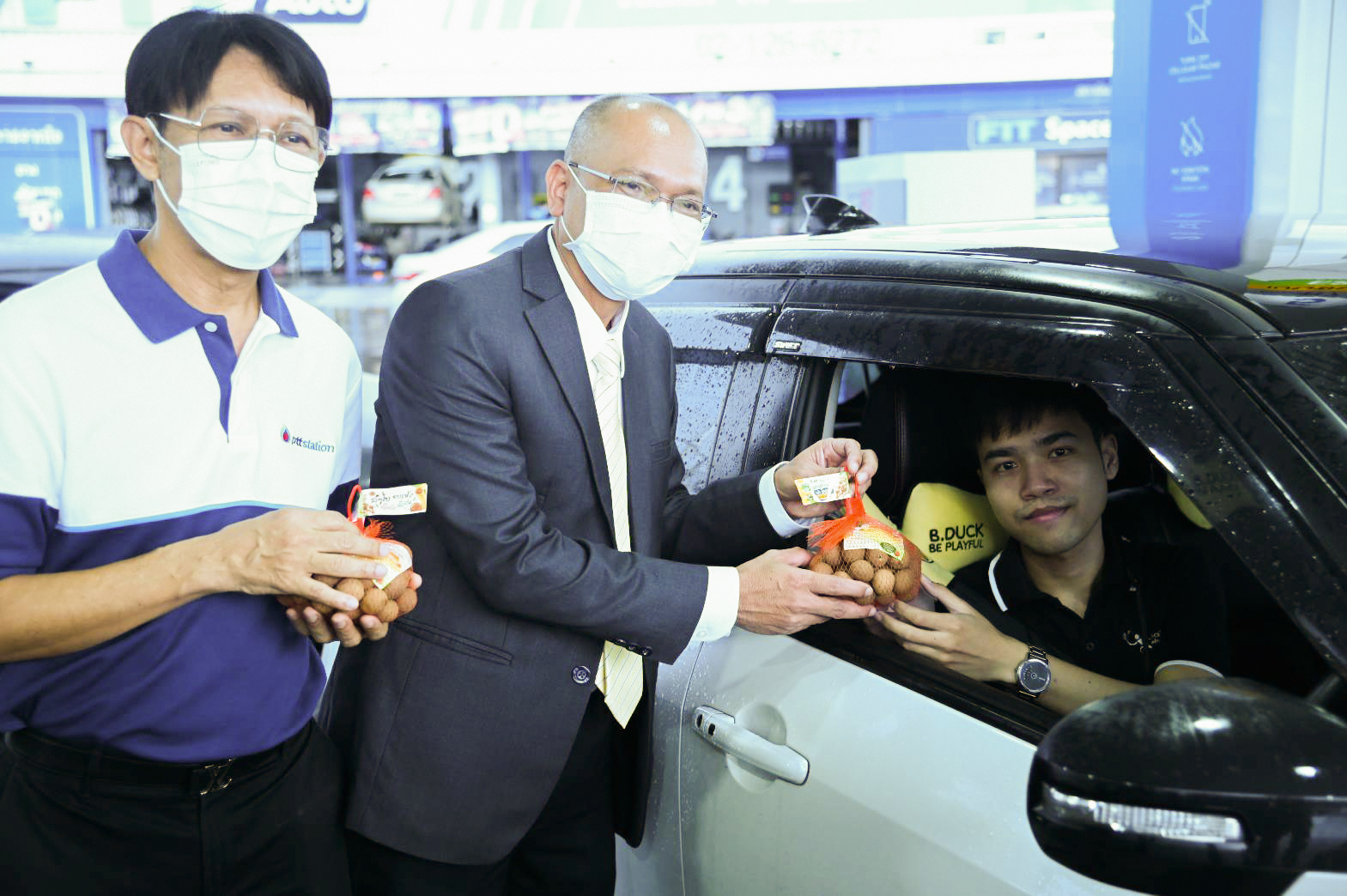 กรมการค้าภายใน จับมือปั๊มน้ำมันแจกลำไยคนเติมน้ำมัน