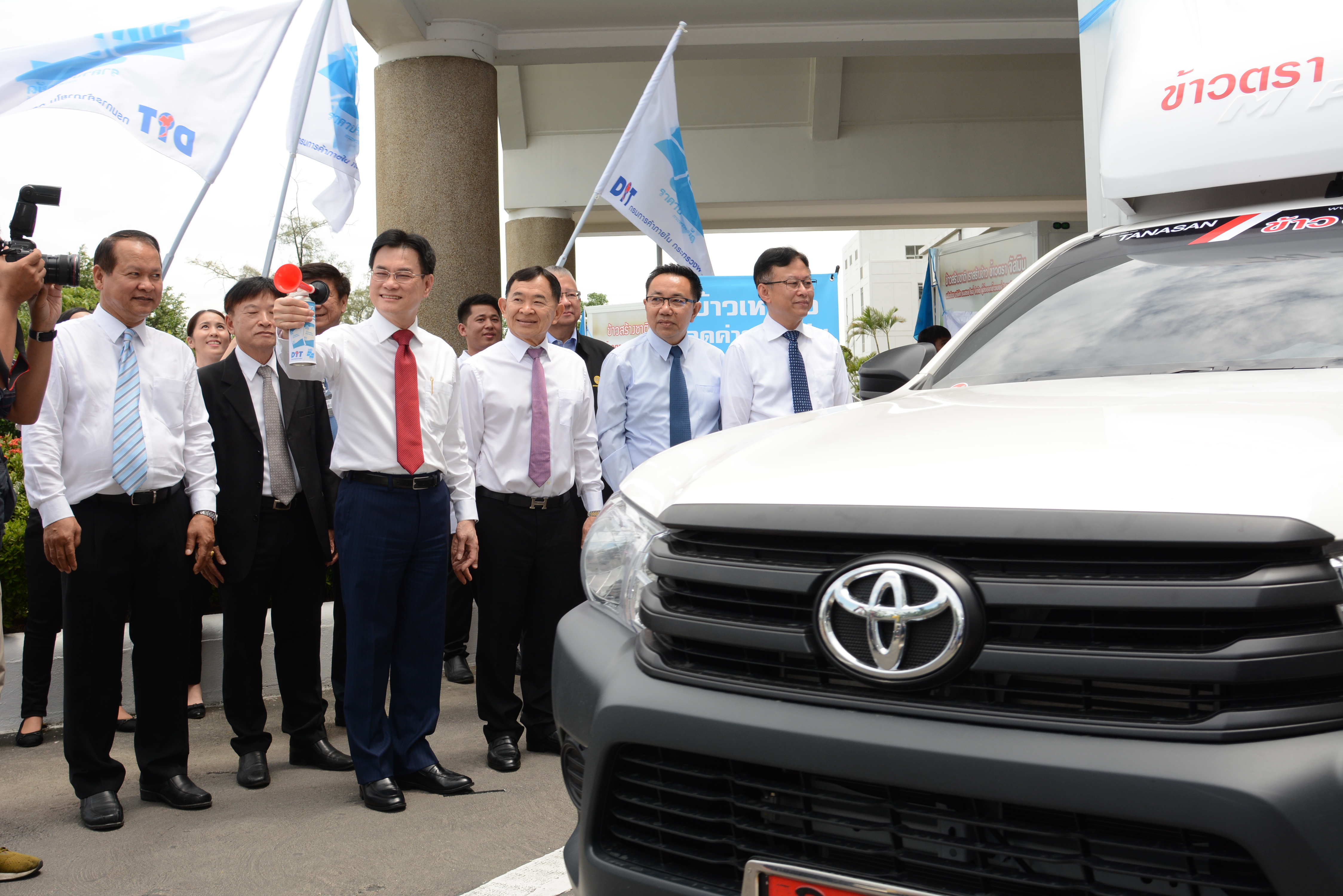 งานแถลงข่าวและปล่อยคาราวานข้าวเหนียวบรรจุถุง โครงการลดภาระค่าครองชีพผู้บริโภคข้าวเหนียว