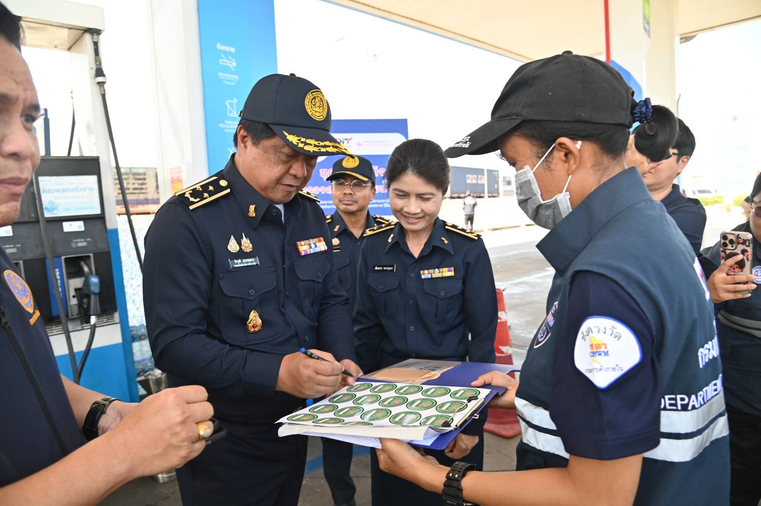 ข่าวเลขที่ 54/2569 DIT ลุยตรวจปีใหม่ 2569 ดูแลกระเช้าของขวัญ–การจำหน่ายสินค้าที่จุดพักรถ–หัวจ่ายน้ำมัน สร้างความเป็นธรรมให้ผู้บริโภค (19 ธันวาคม 2568)