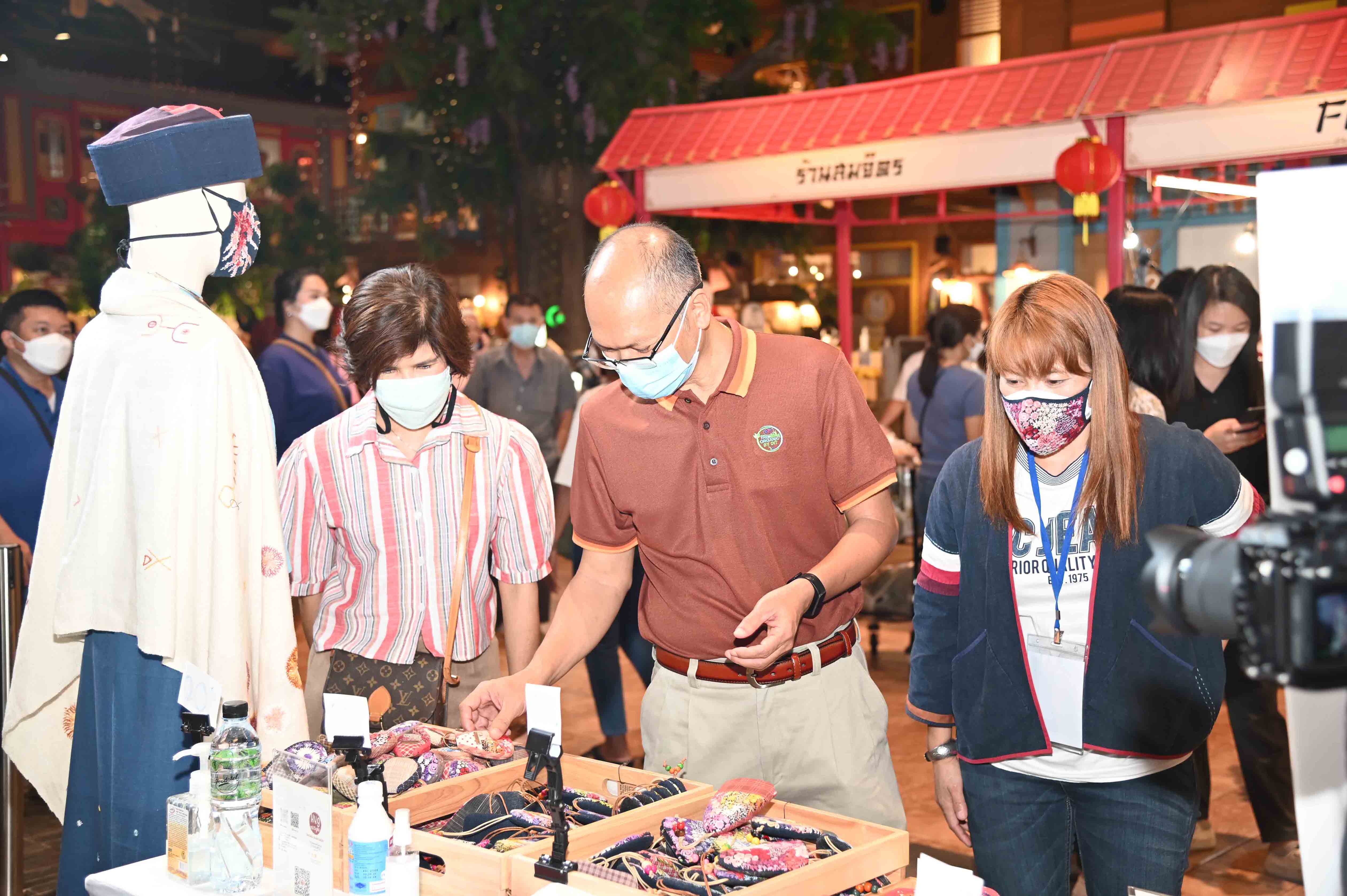 รองอธิบดีกรมการค้าภายใน ตรวจเยี่ยมร้านค้าในงานตลาดเที่ยวได้สไตล์ไทยๆ Village to town