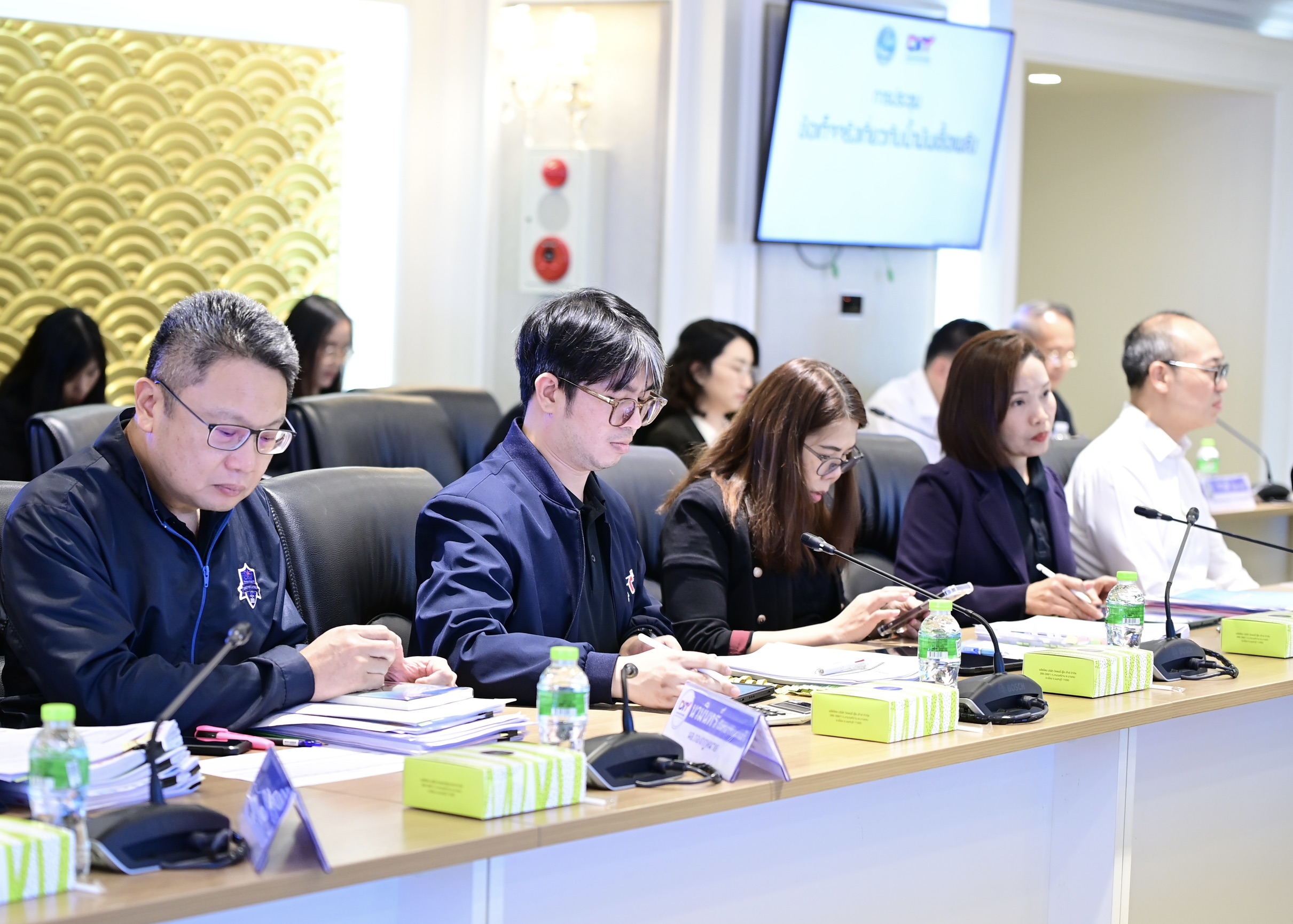 ข่าวเลขที่ 102/2569 พาณิชย์-พลังงาน-คลัง ผนึกกำลังดูแลประชาชน รับมือราคาน้ำมันผันผวน เร่งลดผลกระทบค่าครองชีพอย่างใกล้ชิด (1 เมษายน 2569)